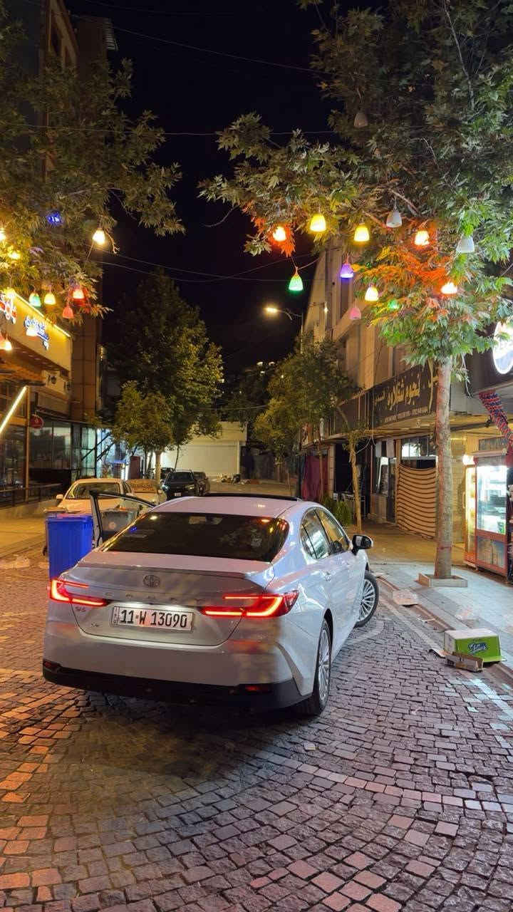 كامري 2025 بنزين – 2.5L
سيارة نظيفة جداً، مواصفات خليجية، وكالة SAS، لون أبيض صدفي

🔹 المواصفات:
• محرك 2.5 لتر – 4 سلندر
• قوة تقريباً 201 حصان
• عزم 240 نيوتن متر
• قير أوتوماتيك 8 سرعات
• دفع أمامي FWD
• صرفية وقود ممتازة
• شاشة لمس مع Apple CarPlay لاسلكي
• كاميرا خلفية
• حساسات أمامية وخلفية
• مثبت سرعة
• تشغيل بصمة Push Start
• مقاعد كهربائية
• تكييف أوتوماتيك
• شاحن لاسلكي
• فتحة سقف
• أنوار LED
• جنوط ألمنيوم
• أنظمة أمان ووسائد هوائية متعددة
تلفون *********** اني مكلف بلنشر

