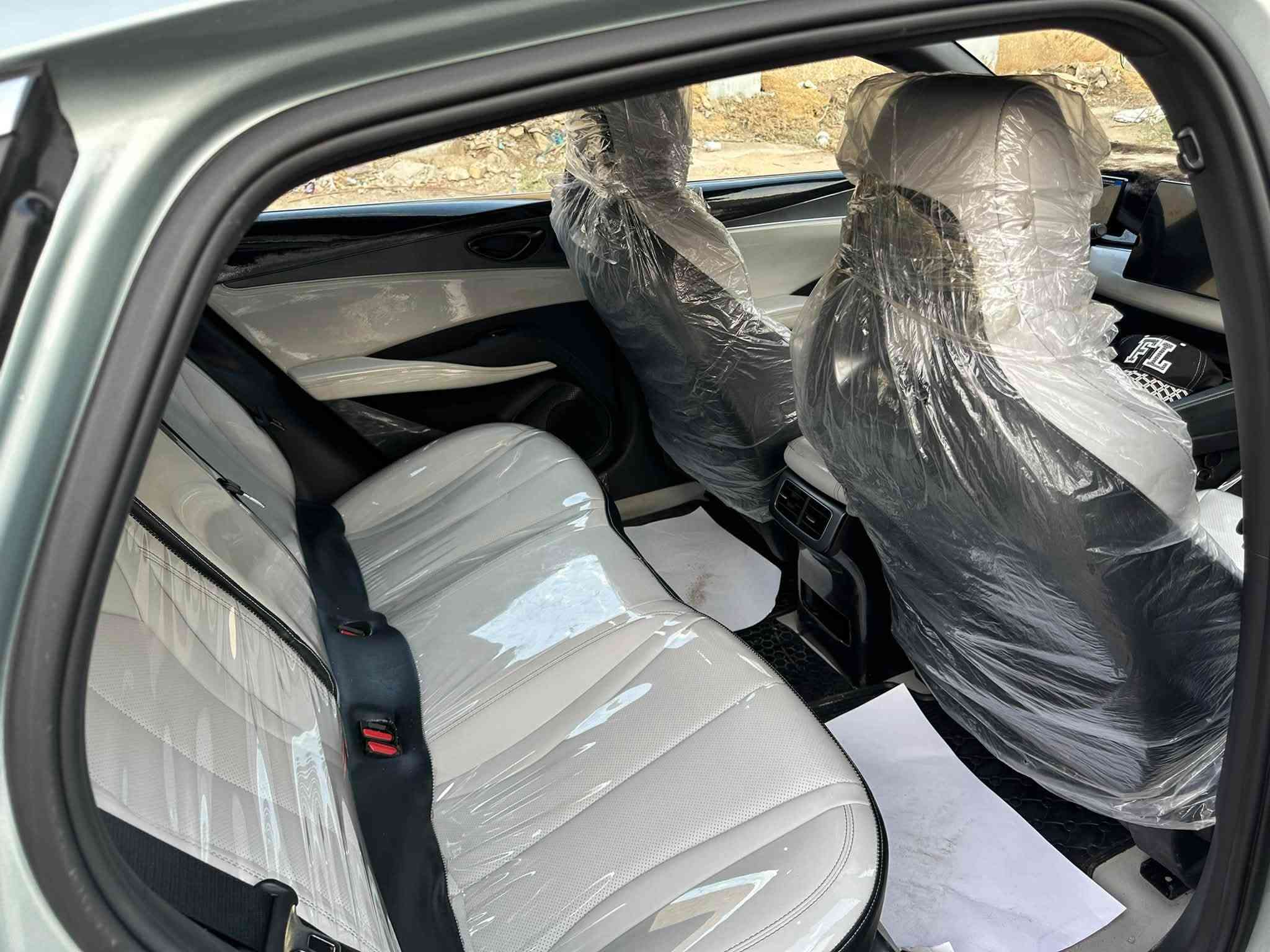 سلام عليكم مكلف بالنشر BUD  CL6 مكفوله من صبغ ماشيه 15 الف سياره كلش جديده  كامرات محطيه فتحه. سقف بانراما  ويل حجم 17  لايت زنون معروفه موصفاتها 

الي يحب يشترها. هاذا رقمه ***********
