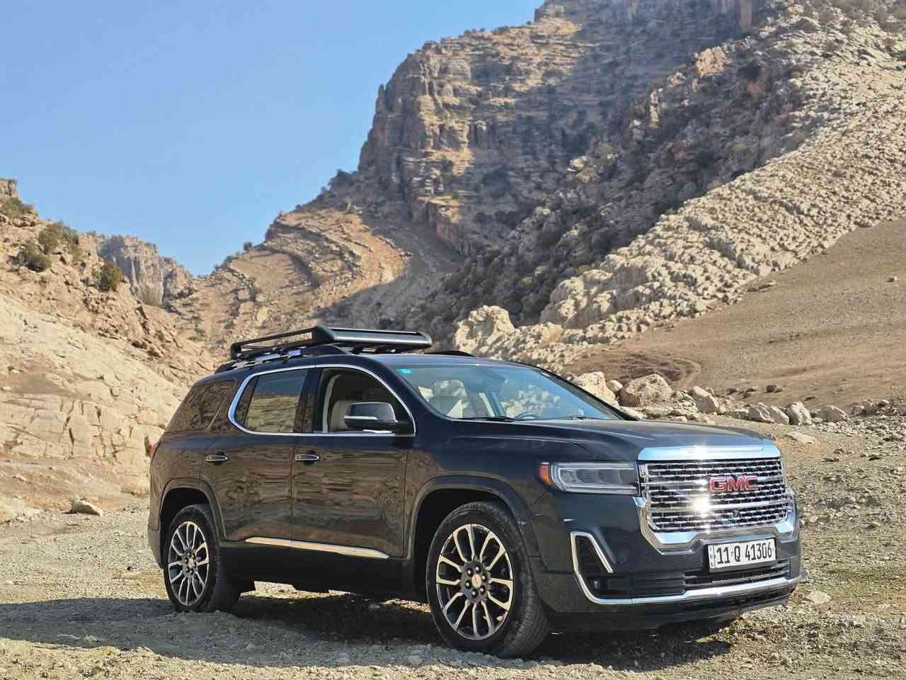 للبيع: جمس أكاديا دينالي 2023 (GMC Acadia Denali) – قمة الفخامة والأداء
الفئة الأفخم والأعلى تجهيزاً (Denali) مع نظام الدفع الكلي AWD ومحرك قوي، بحالة ممتازة وبالمواصفات الأصلية الكاملة من الشركة المصنعة.
​بيانات السيارة الرئيسية
​الموديل: 2023
​الفئة: دينالي (Denali) – الفئة الأولى
​بلد المنشأ: أمريكا (USA)
اللون : فحمي ميتاليك رصاصي غامق 
​نظام الدفع: دفع كلي بجميع العجلات (AWD)
​المحرك والأداء
​المحرك: 6 سلندر (V6) بسعة 3.6 ليتر (أقوى وأهدأ محرك في فئته)
​الكير: أوتوماتيكي من 9 سرعات بنظام نقل مريح وسلس
​التجهيزات الخارجية والراحة
​الشكل الخارجي: شبك "دينالي" الكروم المميز + إضاءة LED بالكامل (أمامية وخلفية).
​الاطارات : ألومنيوم قياس 20 بوصة بلمسات كروم أنيقة.
​الداخلية: مقاعد جلد فاخرة ومطرزة بشعار Denali.
​الراحة والتبريد: مقاعد أمامية كهربائية مزودة بنظام تبريد وتسخين + تسخين لمقاعد الصف الثاني.
​السعة: مقاعد مريحة للغاية تتسع حتى 6-7 ركاب (مقاعد كابتن في الصف الثاني).
​فتحة السقف: بانوراما مزدوجة (Dual-Sky).
​الباب الخلفي: كهربائي يفتح بالقدم (Hands-Free).
​التقنيات والنظام الصوتي
​شاشة العرض: إسقاط البيانات على الزجاج الأمامي (Head-Up Display).
​النظام الترفيهي: شاشة لمس بحجم 8 بوصات تدعم Apple CarPlay و Android Auto لاسلكياً.
​النظام الصوتي: نظام فاخر من شركة Bose المحيطي (8 مكبرات صوت).
​عجلة قيادة جَلد مجهزة بخاصية التدفئة وأزرار تحكم كاملة.
​أنظمة السلامة ومساعدة السائق
​كاميرات رؤية محيطية 360 درجة + حساسات ركن أمامية وخلفية.
​رادار تثبيت السرعة التكيفي (Adaptive Cruise Control).
​نظام الكبح التلقائي في حالات الطوارئ.
​نظام الحفاظ على المسار والتنبيه عند الخروج منه.
​نظام كشف النقطة الكوراء (Blind Spot Monitoring).
الحادث : جاملغ  جهة اليمين مبدل جديد 
السياره بدون ايرباك 
​للتواصل والاستفسار:
📞 رقم الهاتف: ***********
📍 الموقع: بغداد
