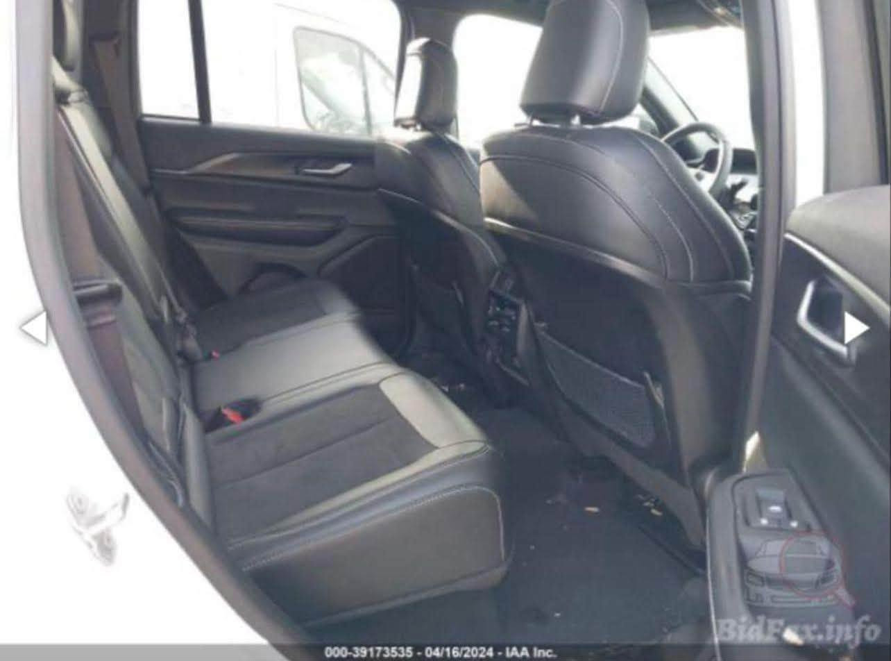 جيب 5 راكب 
   JEEP GRAND CHEROKEE, ALTITUDE Black top
التيود.  بلاك توب 
الموديل : 2023 . (وارد امريكي) . 
المحرك : (3600)v6.
العداد : .(27،000 m. )
رقم بغداد الجديد بأسمي تحويل ثاني يوم.
* رادار امامي مع مانع تصادم.
*مانع تصادم خلفي.
* شاحن موبايل وايرلس. 
* فتحة سقف
* دفع رباعي
* شاشه مع كامرة 
* نظام الخرائط (GPS).
* كير شفتات بالستيرن. 
* المصابيح الأمامية LED. 
*المصابيح الخلفيه LED.
* المقعد الأمامي للسائق كهرباء.
* حساسات خلفهية. 
* بلوتوث تلفون. 
* محدد سرعة. 
ضرر السيارة:نص بنيد صبغ معدل ع گد الضربة ومصبوغ والدعامية الامامية مالتها الأصلية مامبدلة وصور الحادث مرفقة في المنشور بدون ي ايرباك بدون ي دواخل.
باقي السيارة كفالة عامة ويوجد سونار.

للاستفسار 📞
***********
