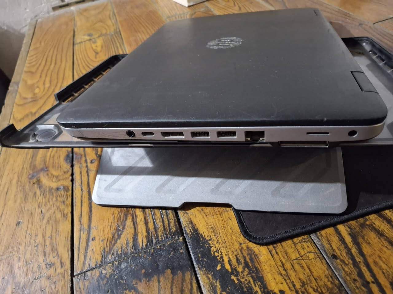 السلام عليكم.
لابتوب hp للبيع. 

Cpu: i5-6200U 2.3GHz - 2.4GHz

Ram: 8GB

Gpu: Intel(R) HD Graphics 520 4GB

Disp: 13" 60Hz. 

Stor: 238 GB

اللابتوب استخدام شخصي للدراسة فقط. 

والشاحن الاصلي موجود ايضا. 

مع اللابتوب شنطة ظهر هدية. 

السعر 200 الف وبيه مجال بسيط للشراي.

للإستفسار التواصل على الرقم:

***********

نص مكتوب في الصور:
- Device name Alien Processor Intel(R) Core(TM) i5-6200U CPU @ 2.30GHz 2.40 GHz Installed RAM 8.00 GB (7.88 GB usable) Device ID C8B99355-3788-40AC-B555-03EB2AA980FB Product ID 00342-50601-43649-AAOEM System type 64-bit operating system, x64-based processor Pen and touch No pen or touch input is available for this display
- Windows specifications Edition Windows 11 Pro Version 21H2 Installed on 4/25/2023 OS build 22000.2538 Experience Windows Feature Experience Pack 1000.22001.1000.0