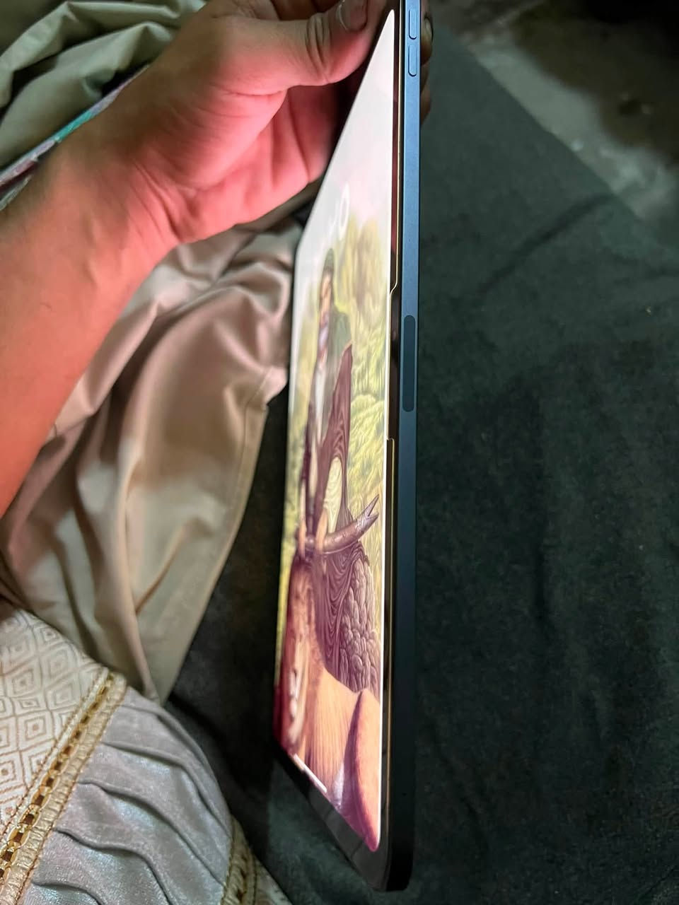 ‏سلام عليكم iPad M4 ذاكرة 256 كامل ملحقات كرتونة نظيف كلش بطارية 90 مكاني بغداد مدينة الصدر وهذا رقمي التواصل السعر مليون وميه اتشرف بالجميع ***********
