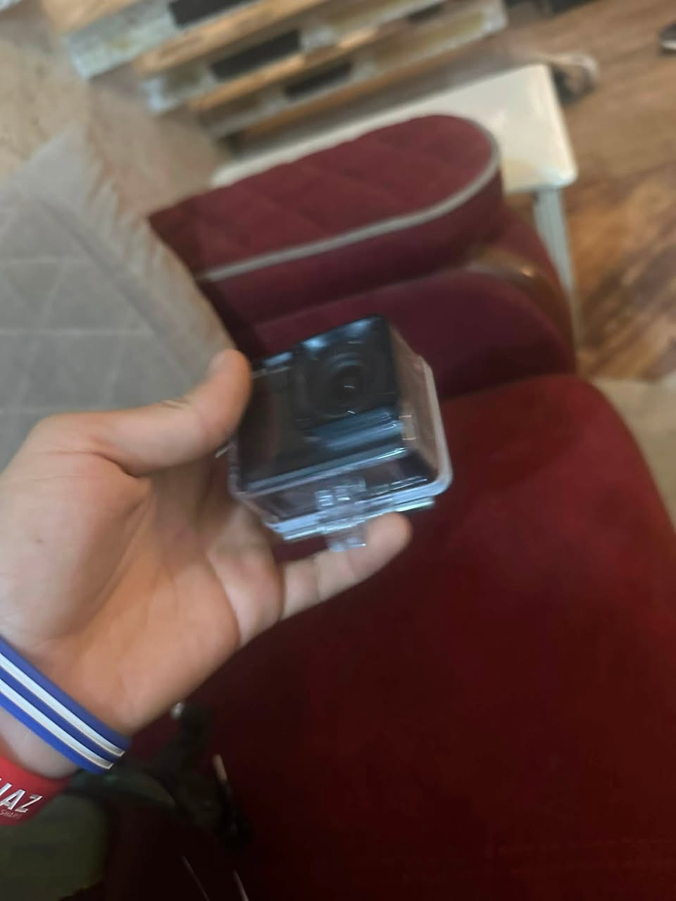 السلام عليكم كامره goodmans
بدقة 1080p FHD
بطاريه 500mph
شاشتين الخلفيه تجي LCD
تدعم microSD
عليها رام عملاق من san disk بحجم 128GB
مقاومه للماء و الصدمات 
منفذ حشن Type-c
وياها كفر خارجي + ستاند يركب عله خوذه 
سعر 75 مكاني زيونه رقمي ***********
