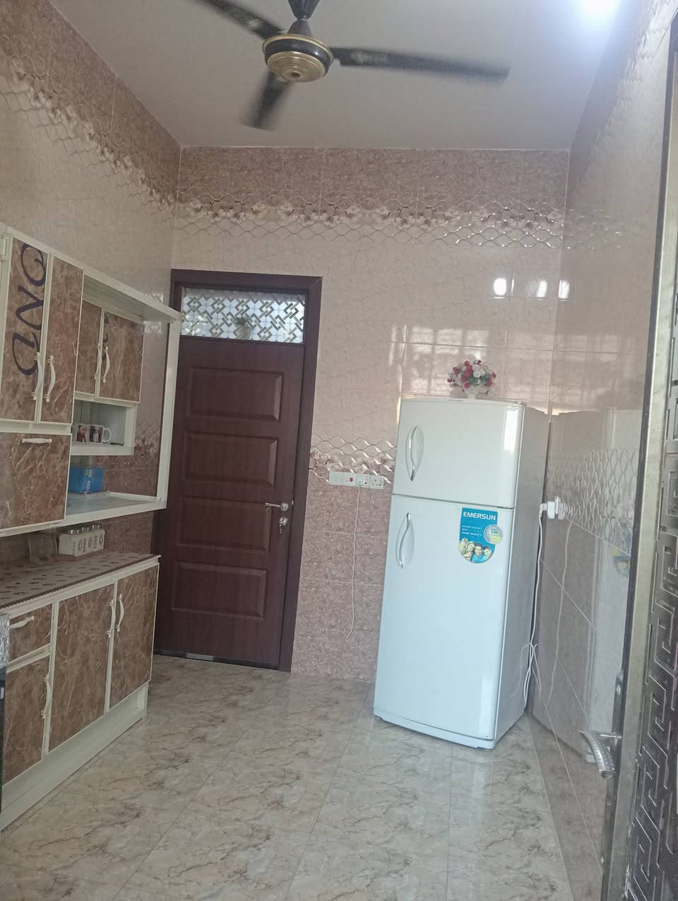 بيت للبيع الشهداء مربع جامع الأنبياء   مساحه 125  طابقين بناء حديث امام البيت حديقه  ونافذ ع شارع اربعين .رابع دار عن شارع 40 السعر 127مليون  للاستفسار الاتصال ع *********** ...
