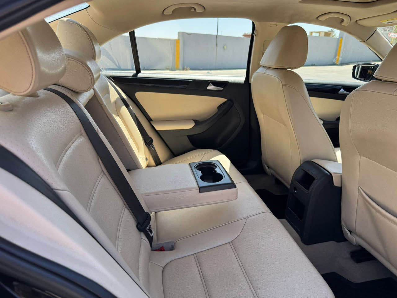 جیتە ٢٠١٦ SEL ١.٨ تۆڕبۆ فوول مواسەفاتە
١-ناو کرێمی 
٢-سڵاید 
٣-بەسمە 
٤-کاڕ پلەی 
٥-کوشین هیتەر 
٦-تحدید سرعە
٧-کوشین جلد
گێڕ و مەکینە و هەموو شت بەشەرت 
دەرگای پشت سەکن گۆڕاوە بێ ئەیرباگ پێش و پشت کەپس 
بۆ زانیاری زیاتر *********** كويسينجاك, أربيل
