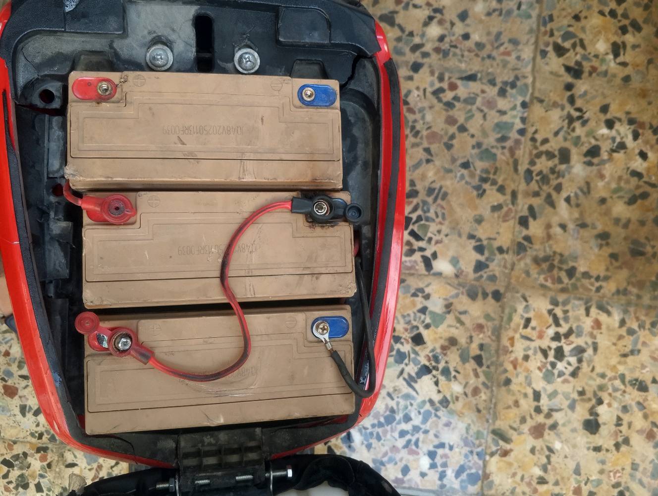 دراجه شحن R9 للبيع الدارجة نضيفه بيها ملف جديد وسكليتر جديد دبلات غاز خمس بطاريات ليثيوم 28 امبير سعر 300 الف وبيها مجال الدراجة واضحه بل الصور رقم واتساب  مرواس دراجه بانزين نضيفه***********