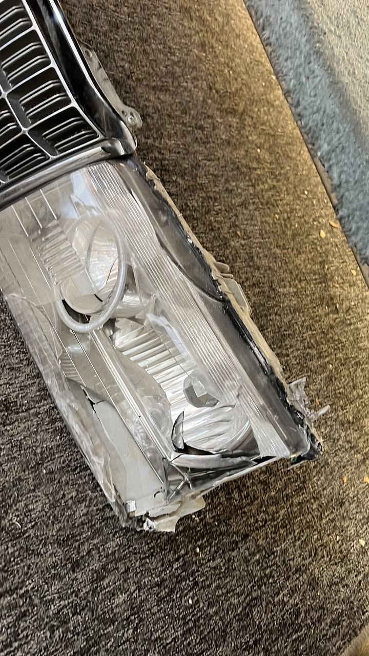 لات لايتات ابو عيون وشباج كرستال للبيع بيهن واحد مكسور وبيهن زوج محولات شادهن ب٥٠ بس المحولات
***********
