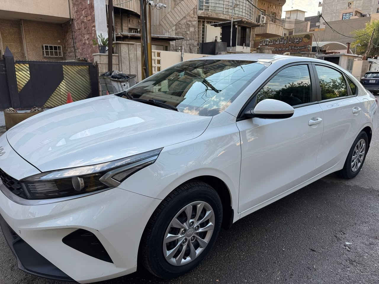 كيا سيراتو موديل 2023 وارد خليجي رقم بغداد
مكينة 2000
ماشية 59,000 كم 
مواصفات ستندر 
مكفولة كفالة عامة من الصبغ والتبديل والبارد - كير ومكينة وتبريد كفالة عامة 
السعر 16,700$ يعني 167 ورقة وبيها مجال بسيط 
***********
