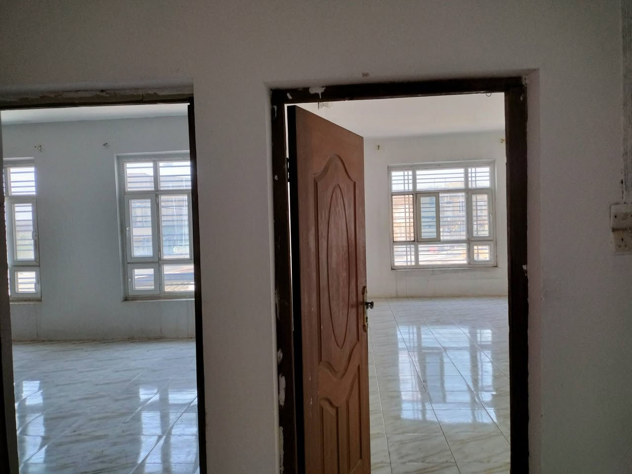 السلام عليكم
بيت للايجار ام الخيل الثالثه شارع عشرين مقابيل حي الكفاءات الطابق الارضي استقبال وصاله ومطبخ حار وبارد وغرفه نوم وصحيات داخليه وخارجيه  الطابق الثاني غرفتين نوم كبار وصاله صغيره وسطح اول وسطح ثاني بي خط مولده ذهبي وانترنيت وطني وماي ومجاري وماطور ماي وكيزر ..الكهرباء مدفوعه وماكو ديون السعر 500 قفل وكل شهر يكون الايجار الاتصال علئ الرقم*********** صاحب الدار‏‪***********‬‏ الخط الثاني

