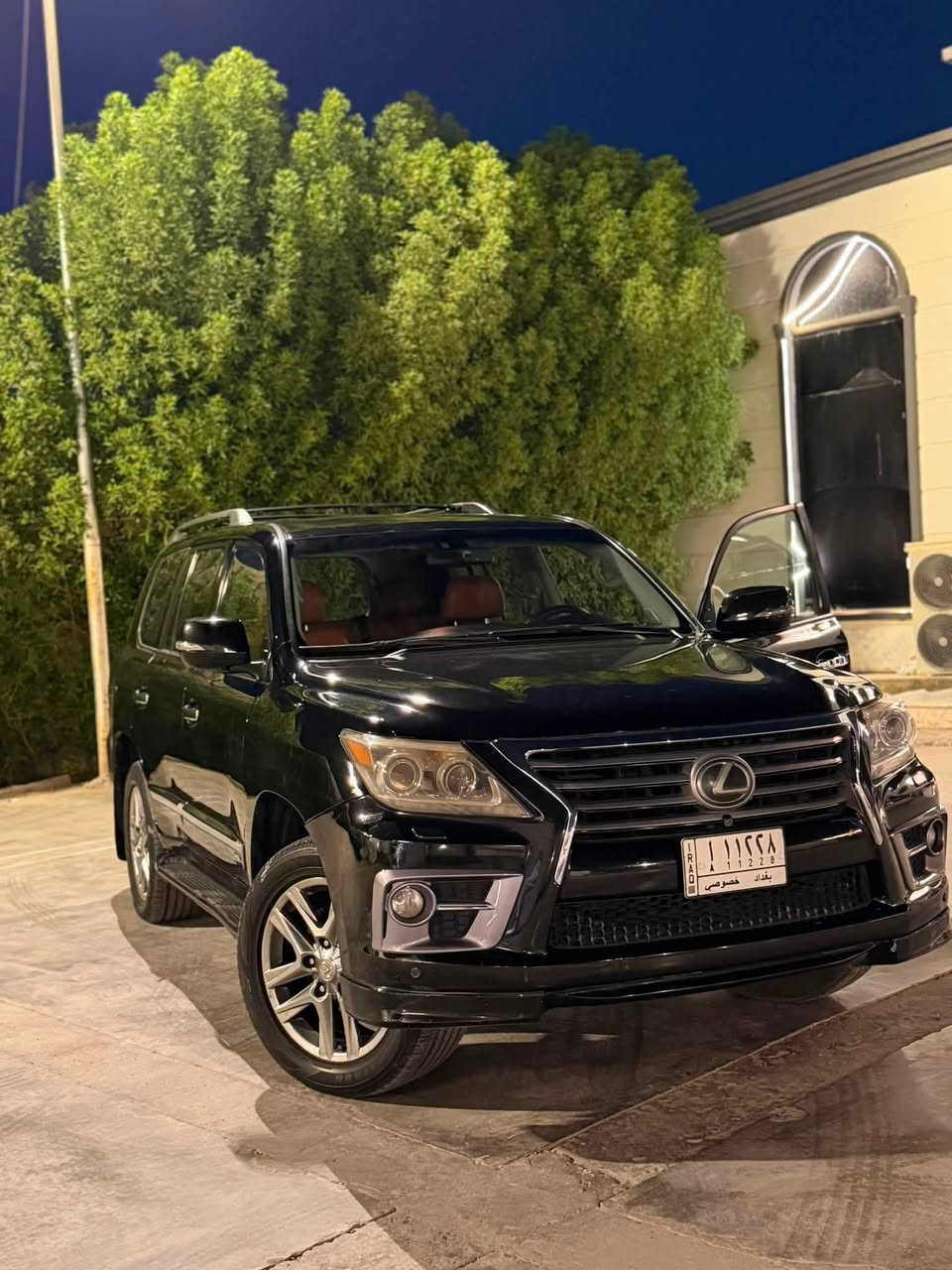 السلام عليكم لكزس LX570 مديل 2013 SPORT
ماشية 170KM الف لون اسود داخل مشمشي 
كشنات جلد تدفئة تبريد 
تبريد 3 قطع 
4 كامرات 
3 شاشات 
جكات 
مكينة 8 سلندر مواصفات الكزس معروفة كلها 
السيارة بدون صبغ بيها بارد بس 
مكانها بغداد السيدية 
***********
