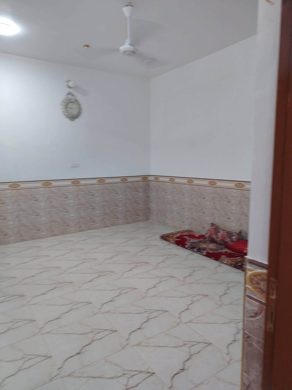 بسم الله دار للبيع  في ال 5 كيلو قرب مدرسة راية الله اكبر مساحه ٢٠٠ متر طابو ملك صرف تحويل ثاني يوم قرب المدارس والخدمات بسعر مناسب غرفتين وصاله ومطبخ وستقبال ومناور وكراج وصحيات داخليه وخارجيه الاستفسار
***********واتساب أو ماسنجر
***********اتصال 
السعر ١٤٠ وقابل للتفاوض
