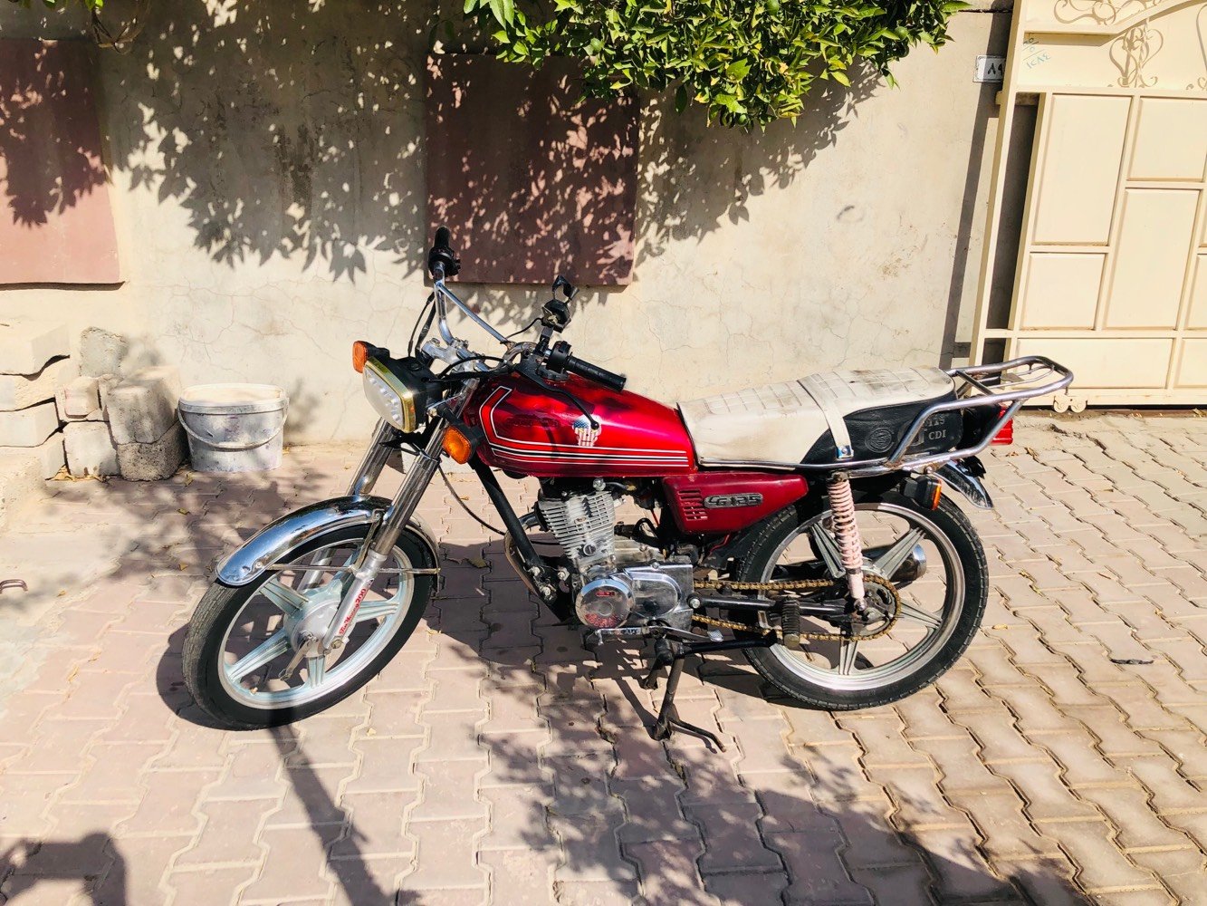 تفضل الإعلان مع إضافة العبارة التحفيزية الأولى بأسلوب مشجع يشد المشتري:
### 🏍️ دراجة روبر 150 للبيع - بحالة ممتازة 🏍️
> **"شغّل وتوكل.. ما تحتاج ولا فلس مصاريف!"**
> 
**المواصفات والتفاصيل:**
 * **النوع:** روبر (CG)
 * **حجم المحرك:** 150
 * **الكير:** 5 كير
 * **حالة المحرك:** شرط (محرك صافي، لا صرف ولا بخار، دراجة خرسة تماماً)
 * **الكهربائيات:** شغالة بالكامل وبدون أي نقص
 * **النظافة:** بحالة ممتازة وجاهزة للاستخدام فوراً
💰 **السعر:** 285 ألف
📍 **العنوان:** كركوك - حي العسكري
📞 **للتواصل والاستفسار:** [***********]