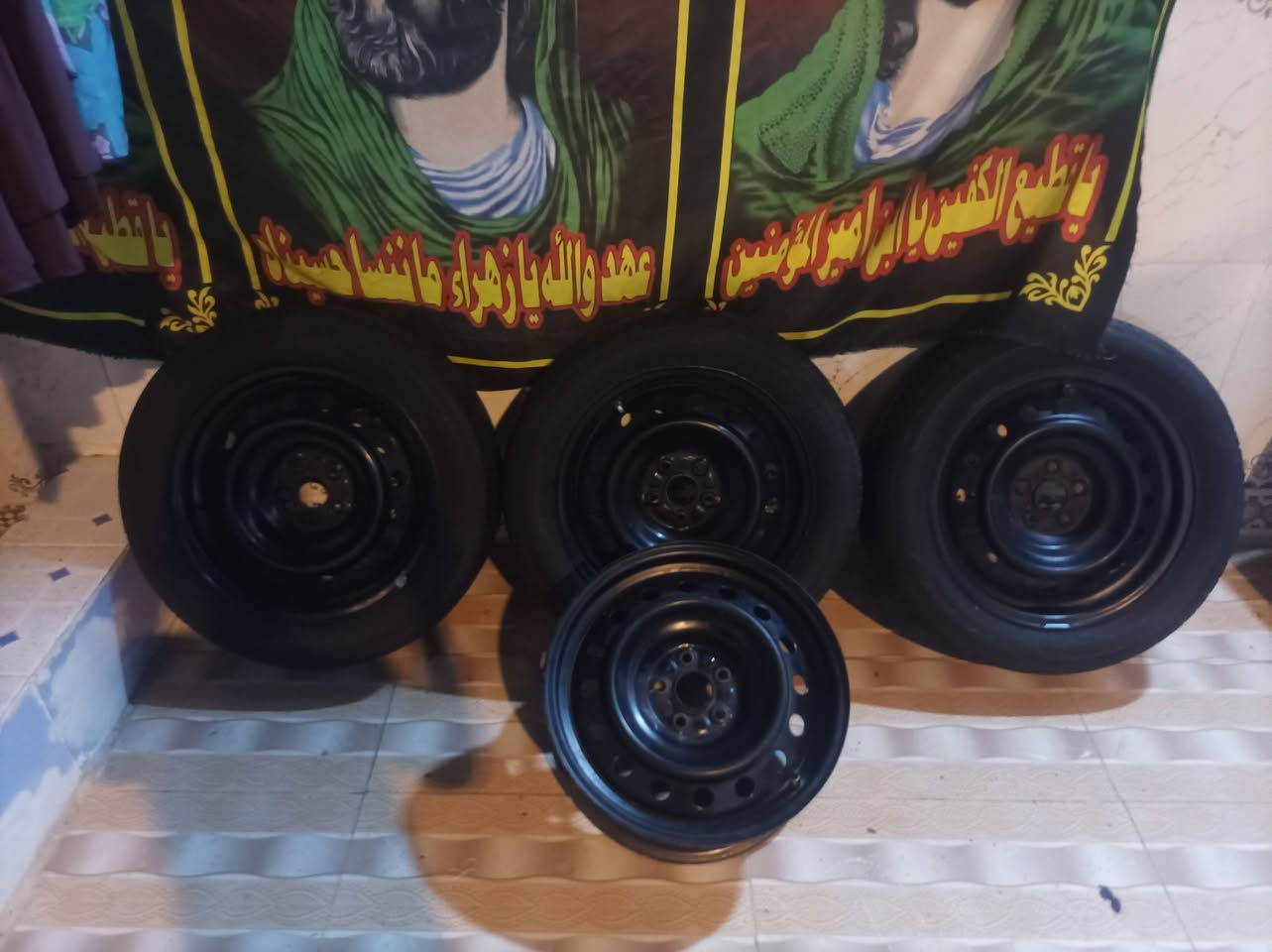 السلام عليكم 3تايرات ورنك للبيع وزن ثقيل مو تجاري حجم 16السعر 175 وبي مجال المكان بصره ابو الخصيب للاتصال ***********
