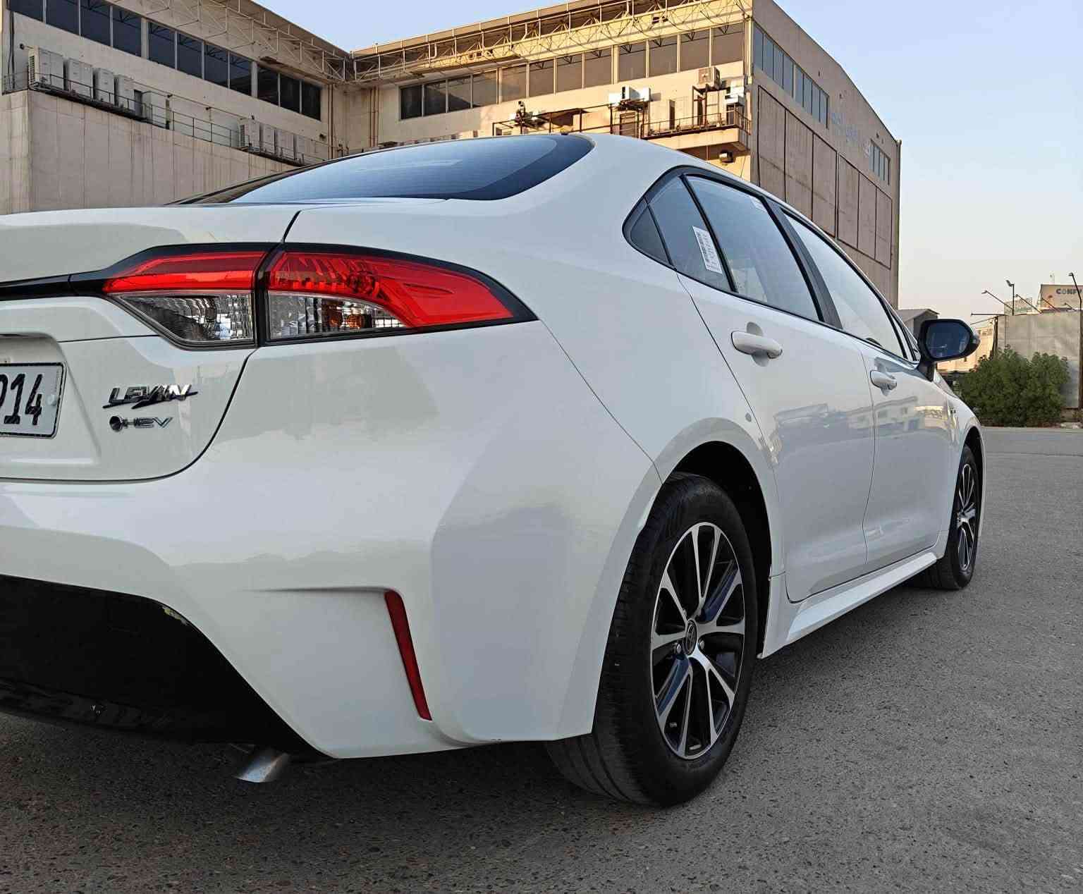 السلام عليكم 🚗
للبيع تويوتا كورولا ليفين 2025
الشكل الأمريكي - تجميع الصين

**المواصفات:**
- الموديل: 2025
- اللون: ابيض صدفي
- العداد: 13,000 كم فقط
- المحرك: 1800cc اقتصادي
- الكير: اوتوماتيك CVT

**المواصفات والاضافات:**
- شاشة لمس + Apple CarPlay + Android Auto
- كاميرا خلفية + رادار امامي 
- Auto Hold + هاند بريك بصمة
- لايت LED نهاري
- EV Mode - وضع القيادة الكهربائي
- 3 وضعيات قيادة: ECO / Normal / Power
- فتحة سقف

ملاحضة/
السيارة مكفولة كفالة عامة من الصبغ والبارد والكير والمكينة

**المكان:** بغداد - الاعظمية
للاستفسار والاتصال:***********
