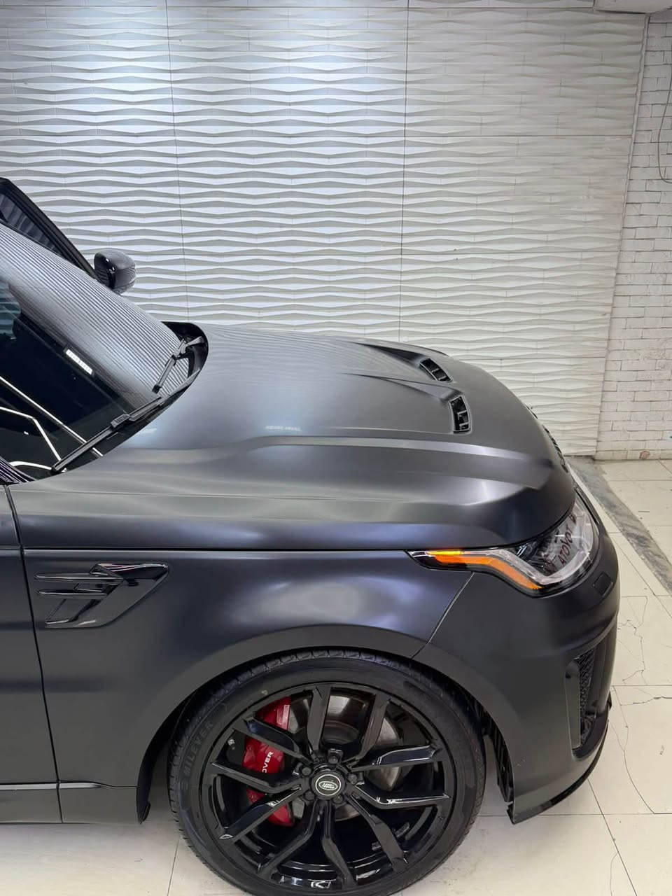 Range Rover 
Sport
2021
 
V8 Supercharged
 🇬🇧🇬🇧🇬🇧

رقم بغداد شبه مميز 
عداد المسافة (( 32  )) الف مايل 

دخول جديد مماشيه بلعراق شي بسيط 

لون اسود 
مغلفة بلكامل طافي حتى الداخل 

محدثة بلكامل svr 🚀

وكزوز svr بلادي +برمجة  
 
بصمة عدد 2 

السيارة حادثها سطحي جاملغ وشويه بلباب غير هذا الحادث مكفوله كير ومكينه وضع شركة ولا داخله صيانه 
 
صور الحادث مرفقه بلمنشور 

المواصفات 🇬🇧🇬🇧
بانوراما 
دوسات كهرباء 
بوب 4 شفط 
شاشات svr
رادارت 
داتو شو 
ثلاجة 
تدفئة وتبريد كشنات 
تدفىة كشنات خلفية 
لدات داخل 
سستم سماعت 
وبعد هواي مواصفات …

مكان السيارة بغداد المنصور 
وبأسمي تحويل ثاني يوم 
 
 
***********  📞 واتساب موجود
