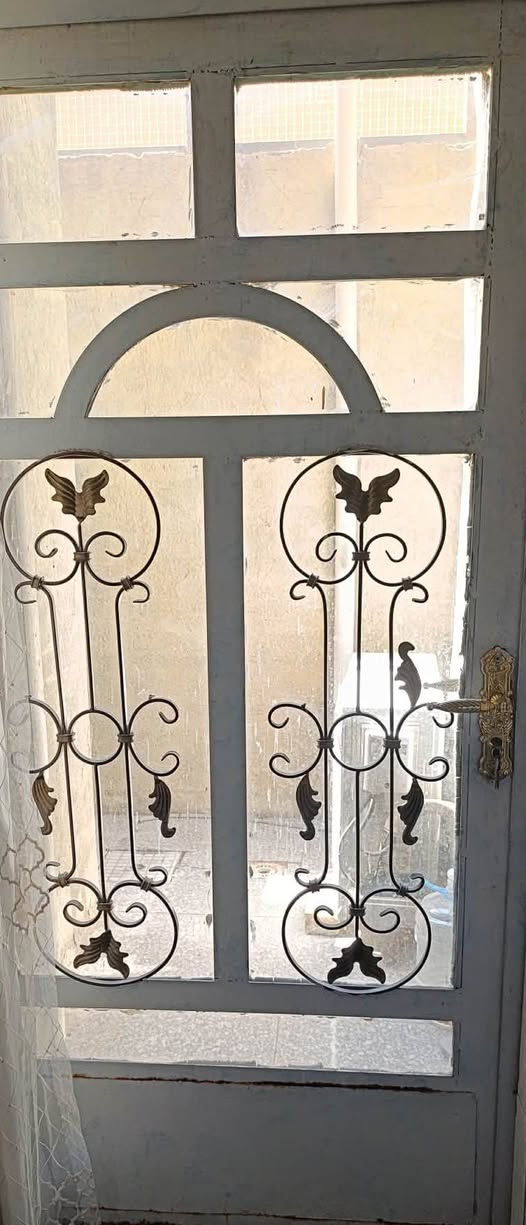 السلام عليكم للبيع ابواب كما مبين في الصور 
للاستفسار ***********
بابل شارع ٦٠
الابواب الحديد عدد ٣ 
الشبابيك عدد ٤
الباب خشب صاج ثقيل جدا
