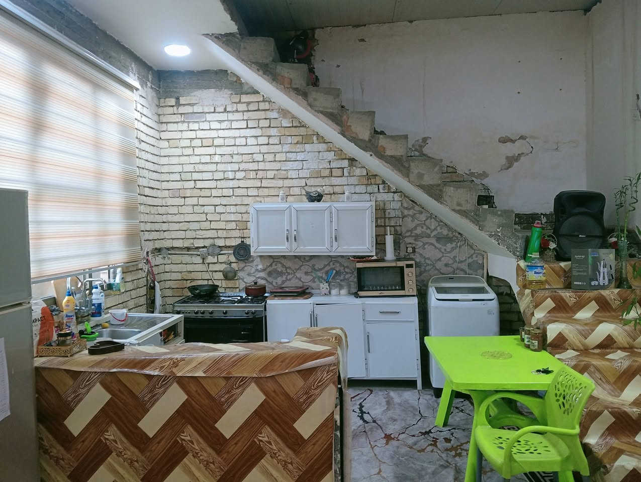 بيت للبيع مساحه 200 متر 
الموقع ابوعظام قريه الوفاء خلف السايلو 
مجاور المولد
المساحه 200متر 
مساحه البناء 100 متر والباقي حديقه
البناء حديث طابوق 
غرفتين نوم وحمام وصاله كبيره مع المطبخ
نقص كاشي وبيتونه 
*********** اتصال
*********** وتساب
