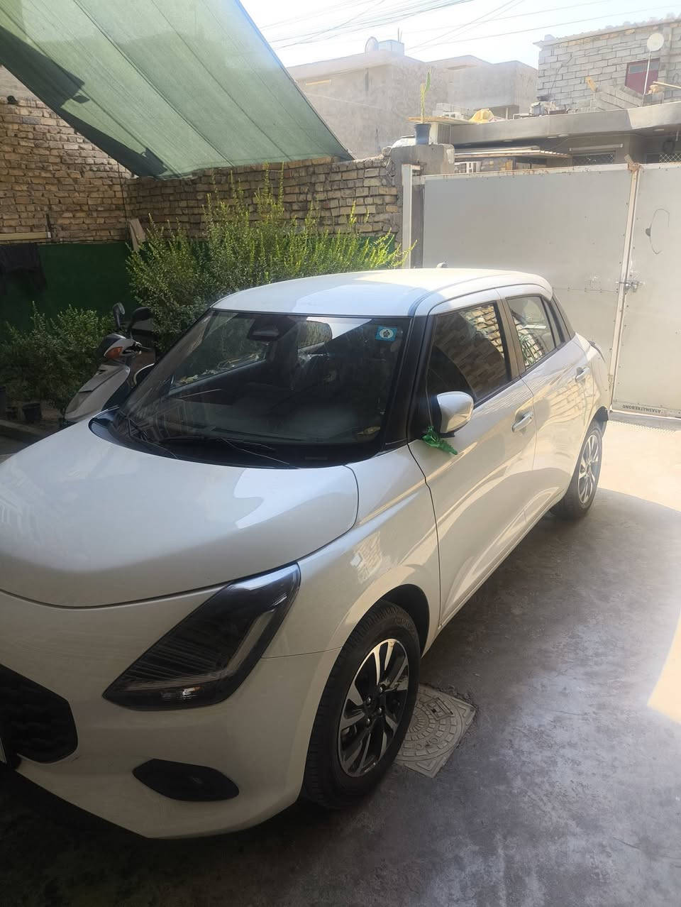 سيارة سوزوكي سويفت (Suzuki Swift) موديل 2025 - زيرو (جديد)
اللون: أبيض رقم بغداد نكليزي 
حره تحويل ثاني يوم
 فول مواصفات زيرو شركة مع ظمان 3سنوات
​القوة والعزم: 82 حصان / عزم 112 نيوتن.متر
​ناقل الحركة (الفتيس): أوتوماتيك CVT
​معدل استهلاك الوقود: 22 - 24 كم / لتر
​المصابيح: LED أمامية وخلفية + إضاءة نهارية DRL
​الشاشة: شاشة لمس 9 بوصة تدعم Apple CarPlay و Android Auto
​النظام الصوتي والدخول: بصمة تشغيل وبصمة أبواب (Keyless Entry)
​العجلات: جنوط ألومنيوم قياس 16 بوصة
​التكييف: أوتوماتيكي
​وسائل الأمان: وسائد هوائية (Airbags) شملت أمامية وجانبية، نظام فرامل ABS، توزيع EBD، نظام ثبات إلكتروني ESP، كاميرا خلفية وحساسات اصطفاف، مع نظام مراقبة ضغط الإطارات TPMS
العنوان بغداد التاجي السعر 125 وبي مجال 
رقم الهاتف *********** واتساب وتصال
