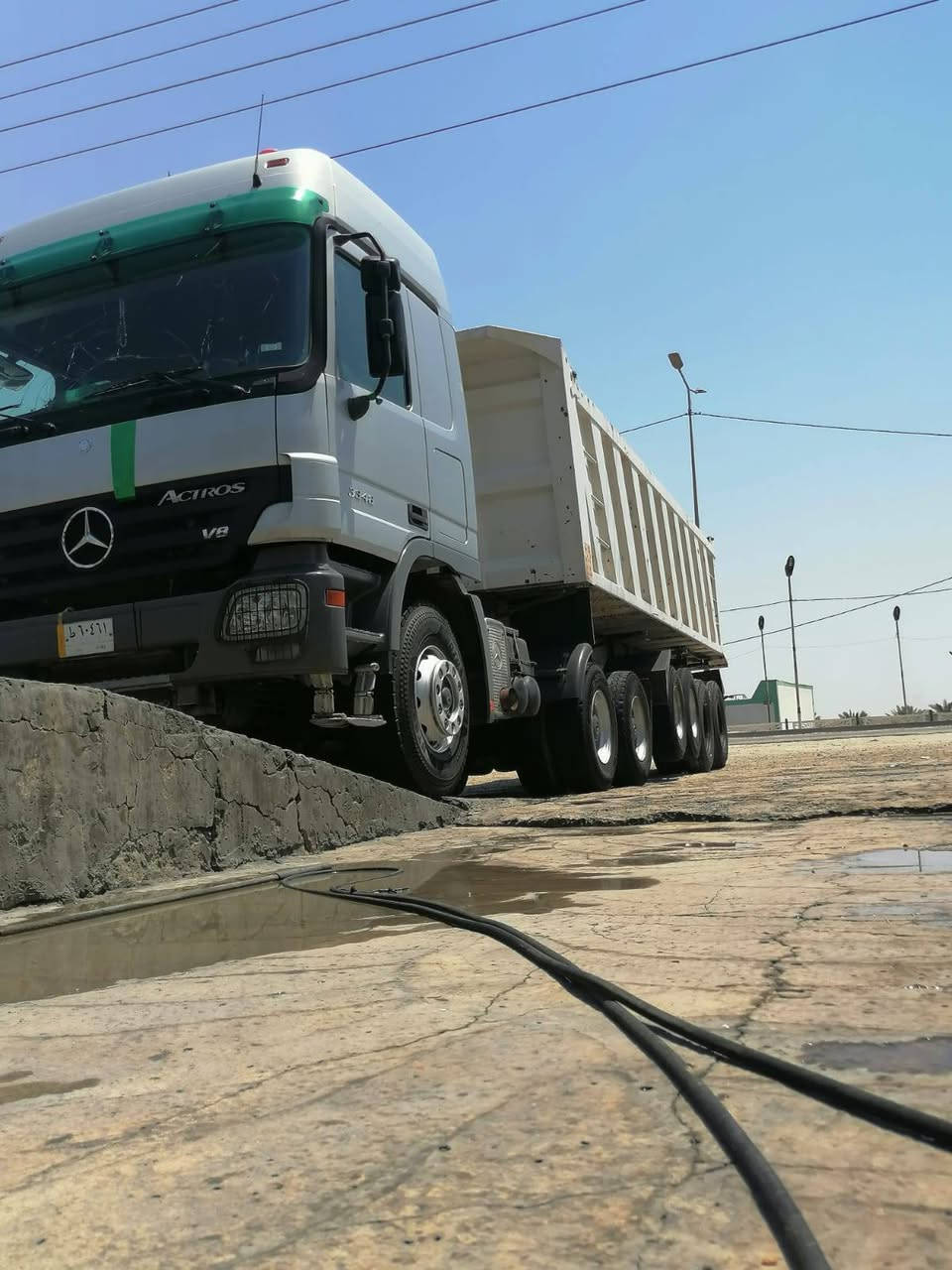 سياره اكتروز خليجي ٢٠٠٥ مكفوله من الصبغ والعربان اماراتيه ٤ محاور موديل ٢٠١٧ لاستفسار عل رقم *********** علمن مكلف بنشر
