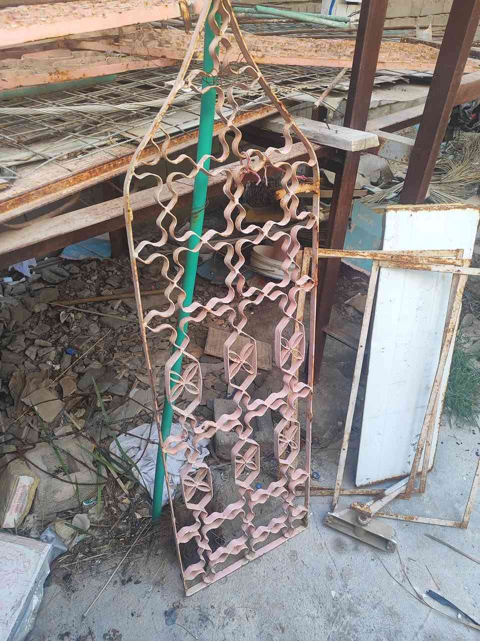 بوريات ابو 6 مفتوح من النص يرهمن للعنده زرع او مجاري طول البوري 5متر وبيهن 4متر +محجر شبابيك وباب حديد عرض متر ونص بمترين و20.للاستفسار خاص او اتصال على الرقم ***********مكاني بني منصور منطقة ابو غريب.
