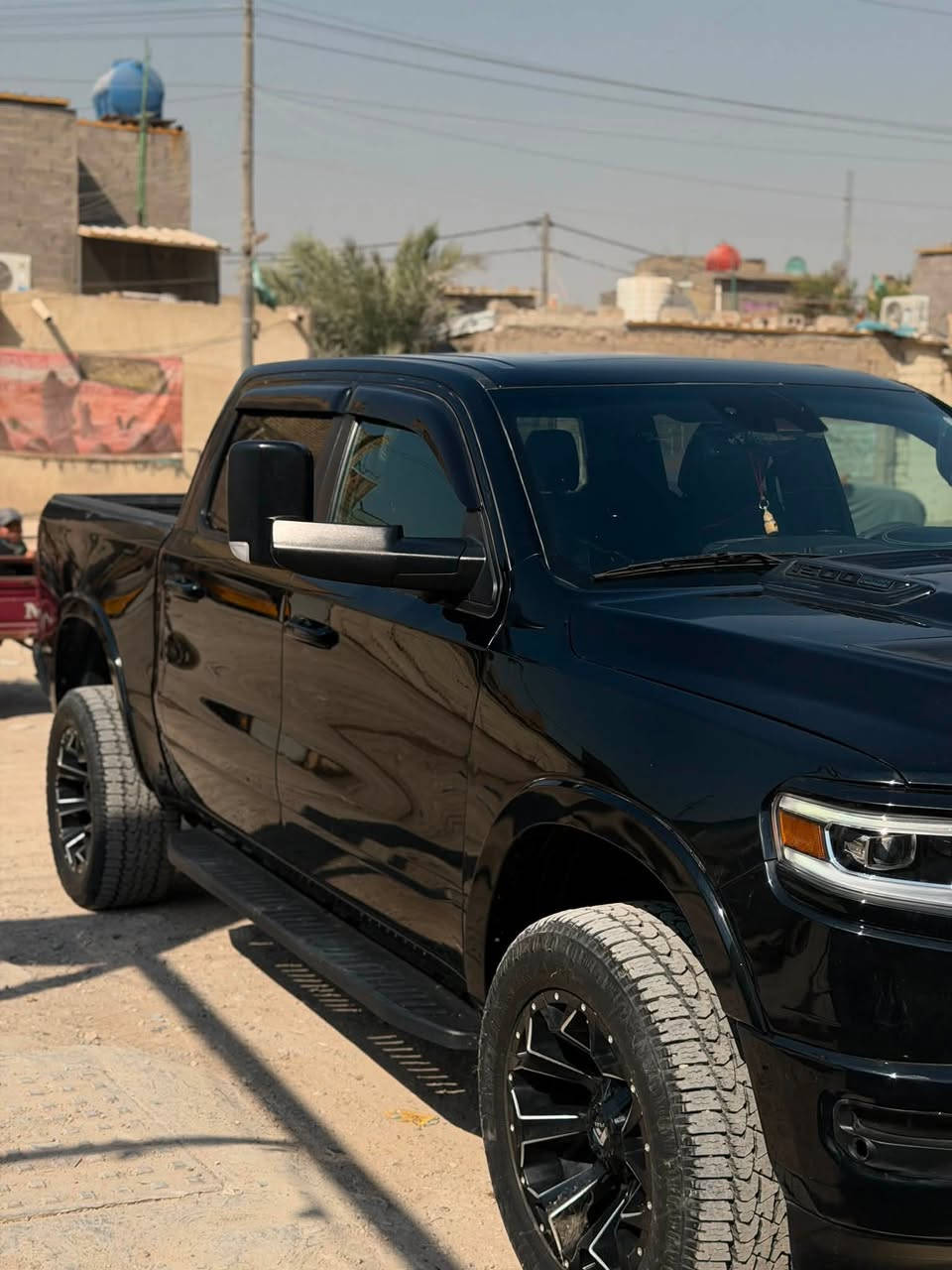 RAM LlMlTED 2021 
رام لمتتد 2021 فول موصفات 

الحادث : موضح ب الصور 
رقم أربيل بسمي 
باب طويل بدي قصير 

الموصفات 👇

الكاميرا الخلفية
سقف بانورامي
مستشعر وقوف
تدفئة المقاعد
تبريد المقاعد
مرايا جانبية كهربائية
حساس المطر
مراقبة النقطة العميا
التعرف على إشارات المرور
مقاعد كهربائية
المصابيح الأمامية ليد
عرض المعلومات على الزجاج الامامي
مقاعد تدليك
التشغيل عن بعد
شاحن لاسلكي
كشافات ضباب
تحذير مغادرة المسار
التحكم الإلكتروني في الثبات
مثبت السرعة التكيفي
خطوات جانبية
الضو العالي التلقائي
شاشه تسلا
باب خلفي ينفتح إلى 3 أقسام 
دعاميه خلفيه حديد بلادي TRX 
دوسات حديد TRX 

السعر 275 بيها مجال بسيط 

مكاني بغداد 
***********
