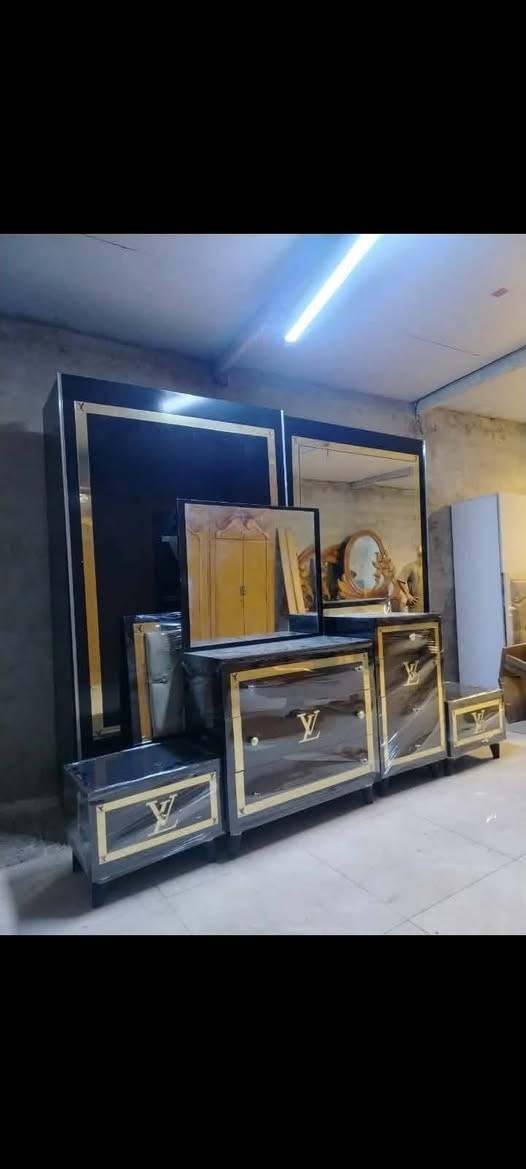 غرفة نوم مستخدمة سعرها 375 مع الشد والنقل داخل بغداد للحجز واتساب فقط ***********
