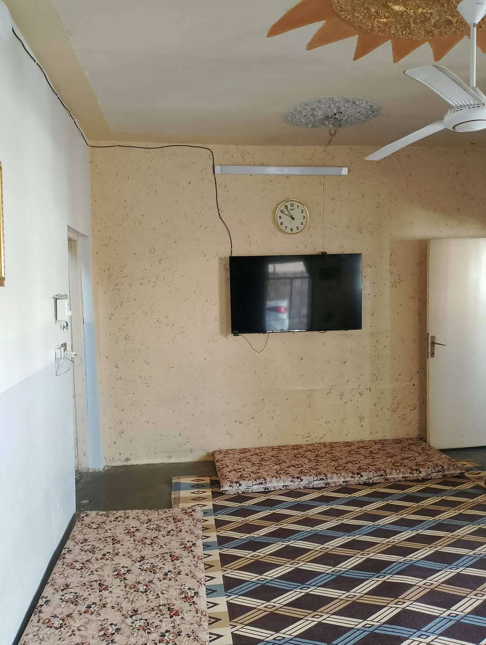 بيت للبيع مساحه مالته 304طابو صرف سند يتكون من هول صاله غرفتين نوم مطبخ ترك ورة البيت هم مشتمل مئجر واجهة 15نزال 20بصف طابو قريب على جامع سعد وقريب عل السوك هم بيت خير من الله بل عافيه عل ياخذهة الاستفسار على رقم واتساب ***********/***********
