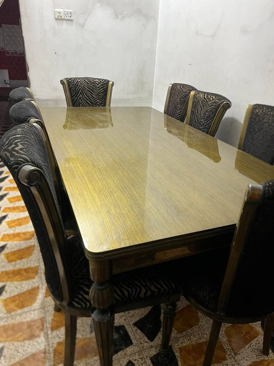 سلام عليكم ميز ايطالي 8 كراسي جديد كلش عارضه بمليون مكان العبيدي ***********
