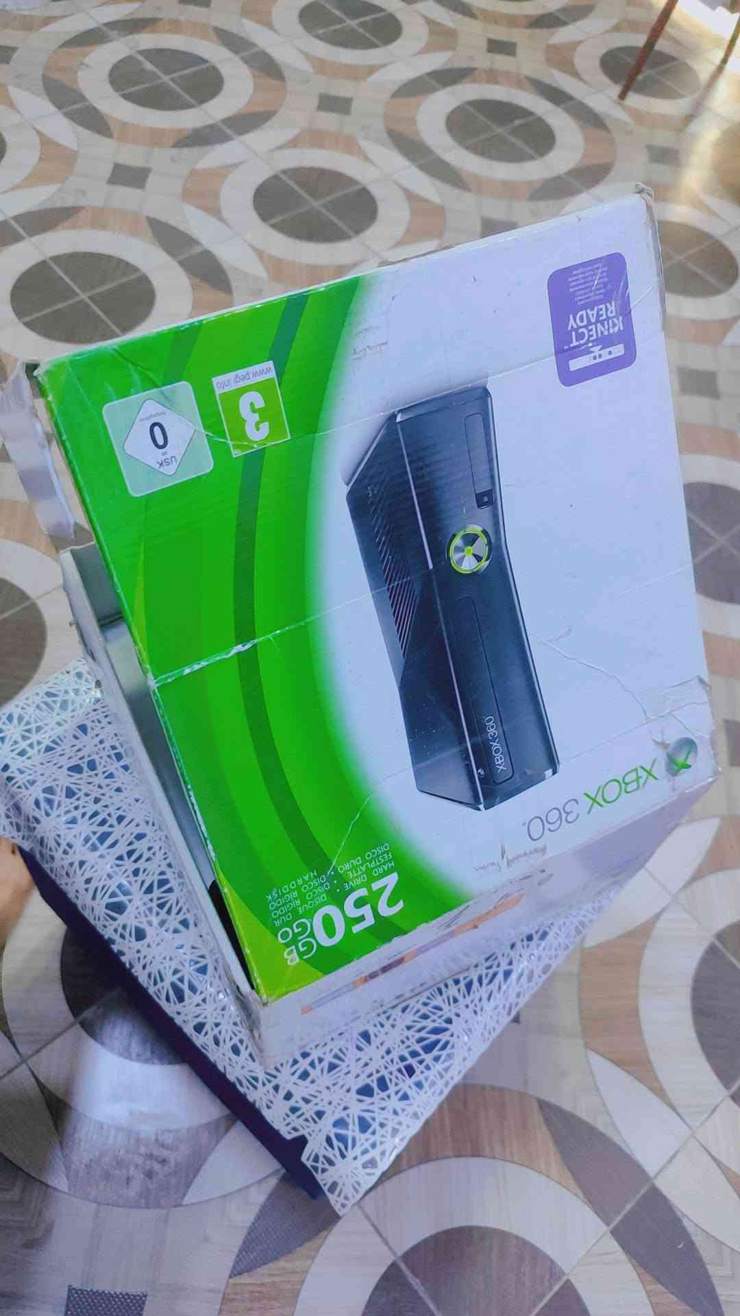 اكس بوكس 360
مع كافة ملحقاته اربع يدات هارد ثنين بي أكثر من 250لعبة
حتى سماعات موجودة سعره 110 بي مجال
***********
