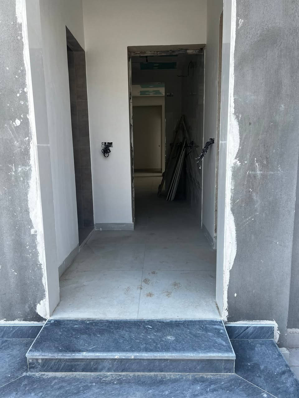 🏘🏘بيت للبيع / ديالى خانقين / توله فروش مقابل تربية كوردستان زراعي كيعان صباح محمد امين مساحة 250 متر 
باقي فقط صبغ وابواب وشبابيك واناره وسويج بلكات مواصفات البيت فول 
غاز مركزي 
تأسيس كهرباء كامرات 
وتأسيس منظومة طاقة شمسية 
دكت مبرده مركزي 
طابق الاول 
2 غرفة نوم واستقبال وصالة داخلية ومطبخ حار وبارد ومجمع صحيات ومنور للحديقة داخلية وكراج سيارة وحديقة 
طابق الثاني 
1 غرفة نوم وبيتونة 

السعر / 125 مليون بي مجال  
علماً 15 مليون يكمل البيت بمواصفات عالية 

للأستفسار اكثر اتصال بالارقام فقط 
***********
***********
مكتب فريا موفق للعقار
