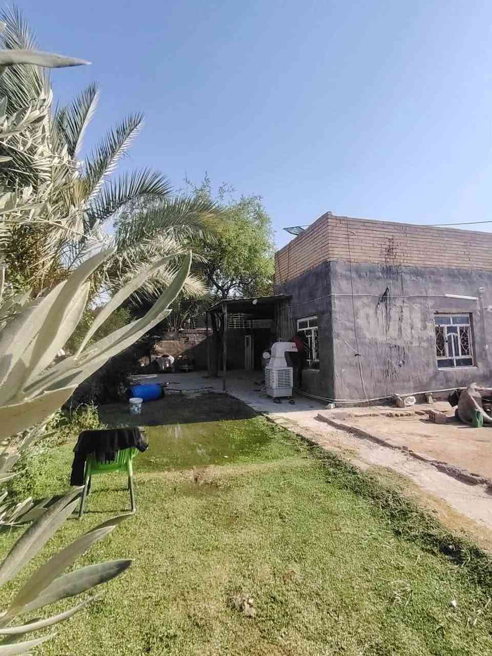السلام عليكم بيت ركن   للبيع مساحة 600 متر البيت يحتوي على غرفتين نوم + مطبخ +صالة +استقبال +حمام داخلي +حمامات خارجيه عدد2 
منطقه كلش منتازه محوله براس الشارع كهرباء كلش قويه وماء اسله البوري بباب البيت (العنوان بابل جبله حي بيت مصراع) للاتصال***********
