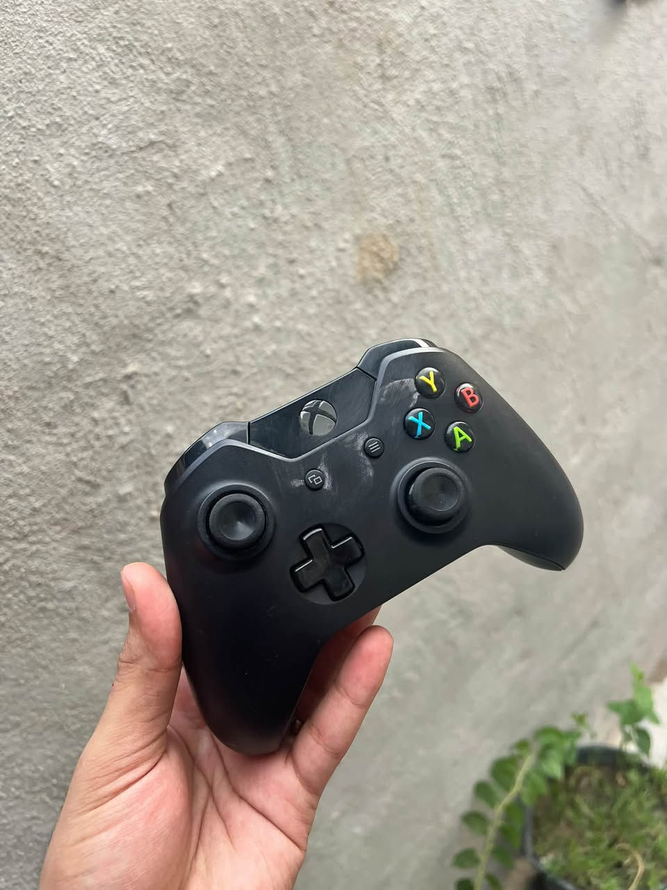 (Xbox One Fat) للبيع!  
:  
 الذاكرة: 500 جيجابايت.  لوك ستكر 
  
 الملحقات: كاملة مع(جوستك) واحد.  

 الألعاب: مدمج معه لعبة GTA V.  

السعر: 110,000 دينار

🚚 التوصيل: متوفر لجميع المحافظات.  
📲 للحجز والتواصل: عبر الواتساب حصراً على الرقم: ⁠***********
