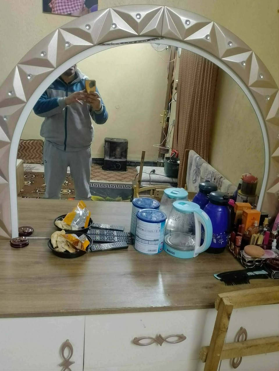 ***********
شراي يتفضل واتساب
سعر قيم واخذ
غرفه تركي 9 قطع تكمه وياهه طابوريه وشازلونه عنوان بغداد بوب شام
