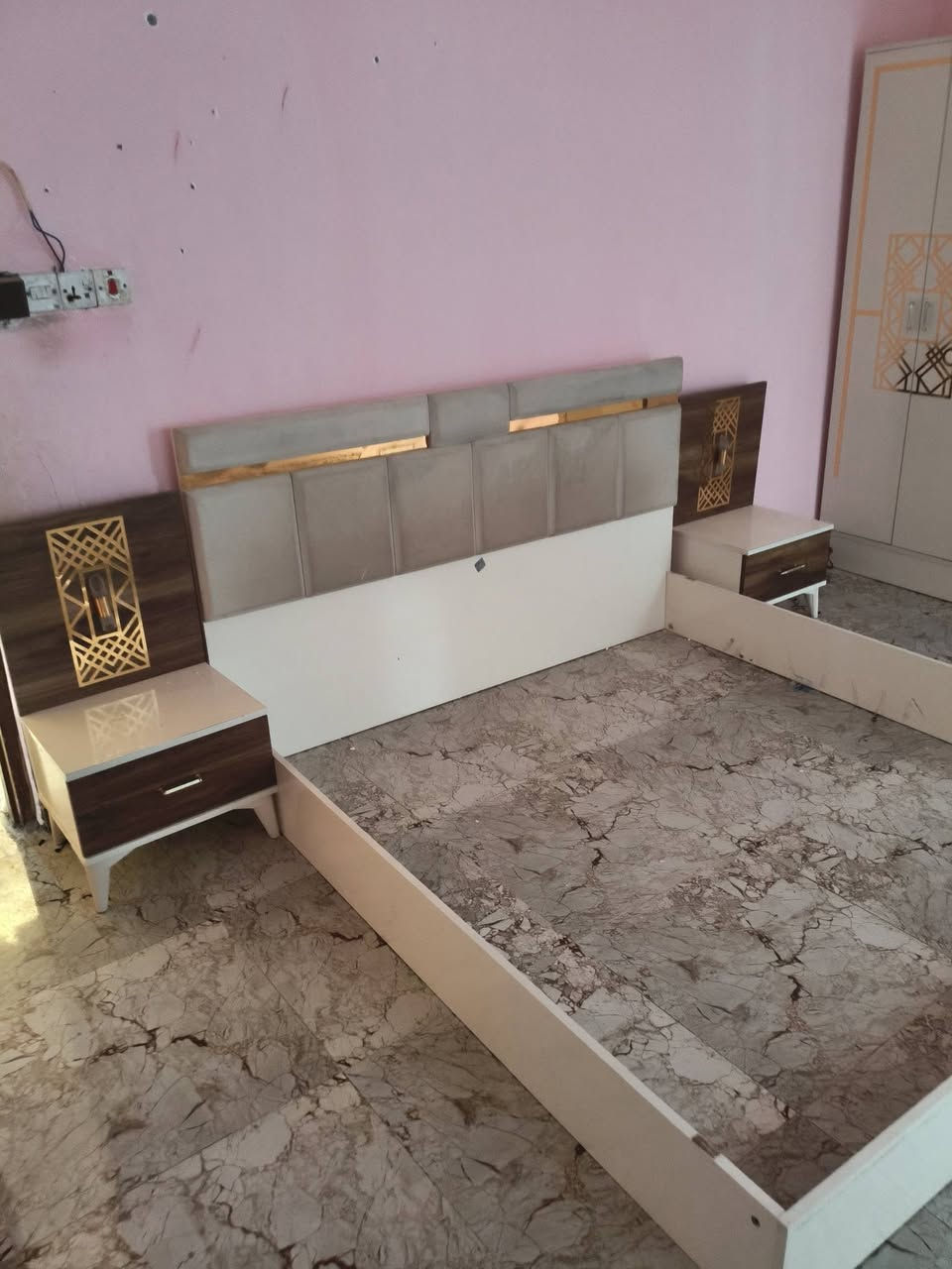 سلام عليكم غرفه للبيع تركيه السعر 250الف معا ثلاجه صغيره السعر 50الف مكاني بلبصره كرمه علي رقم الهاتف ***********
