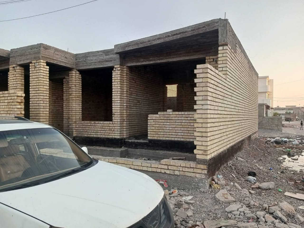 🏠 للبيع – هيكل بيت طابق واحد في حي الشهداء / أبو غريب
📍 الموقع: حي الشهداء – أبو غريب، قرب جامع الرحمن الرحيم، مقابل فرع المدرسة الصينية.
📐 المساحة: 150 م²
📏 الواجهة: 12.5 م
📏 النزال: 12 م
🏠 ركن (زاوية)
يتكون من:
مطبخ: 4 × 4 م
صالة ضيوف: 6 × 4 م
صالة داخلية: 4 × 8 م
حمام: 4 × 2 م
غرفة نوم: 5 × 4 م
منور: 3 × 2 م
📌 هيكل طابوق، موقع مميز وقريب من الخدمات.
📱 للاستفسار والتواصل عبر الواتساب.
***********
