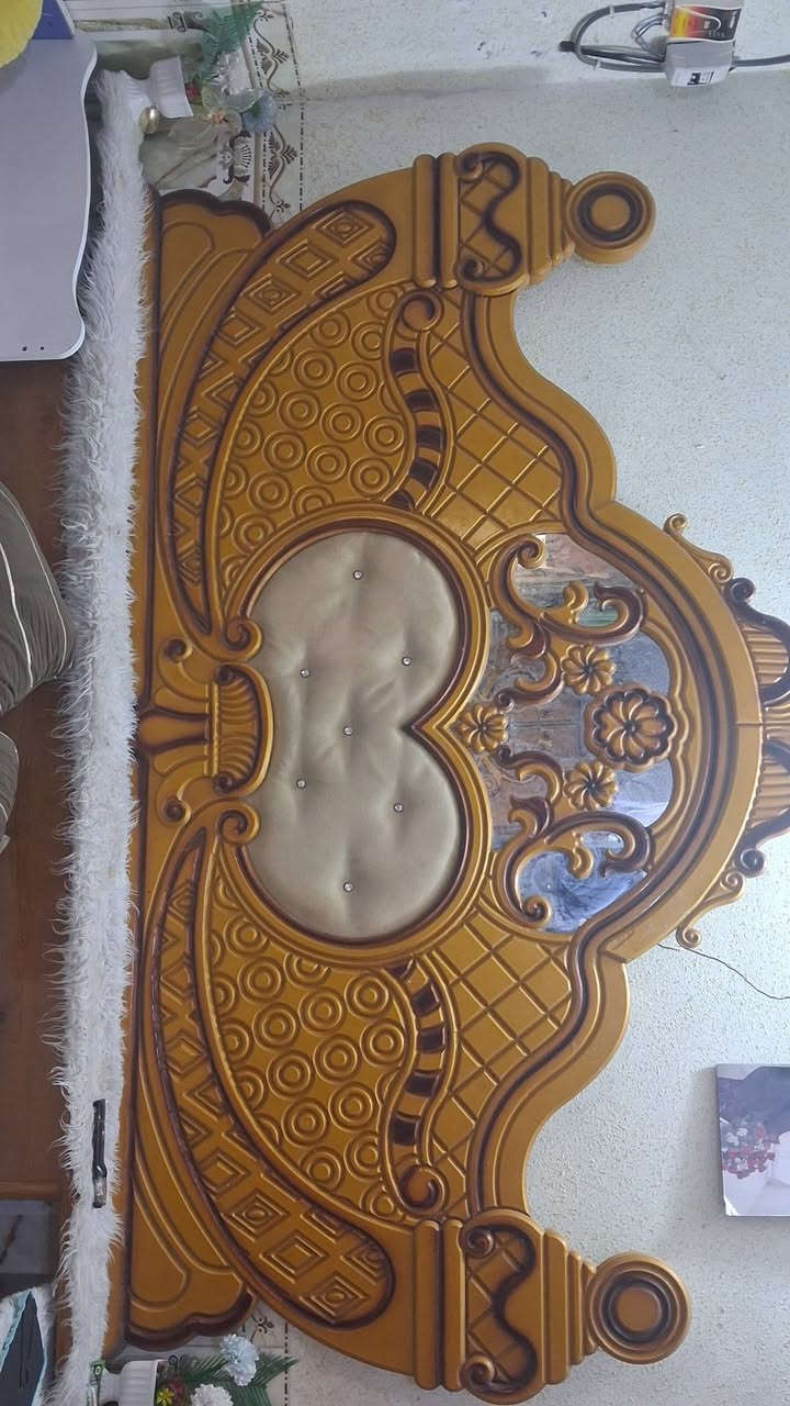 السلام عليكم.
غرفة اخشاب تسكام.  نضيفه كلش. كنتور ٦ بيبات. وكومديات ٢ جربايه. وزايه. وميز مرايه. كلش نضيفه بيه فقط تخسفات. ضربات طفل. يحتاجن تصليح بصيط فقط بالكنتور.  والباقي شخط مابي حتى صبغ ماتحتاج.  للتواصل على رقم فقط. مكاني النجف . ***********
