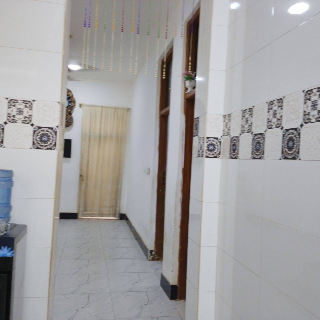 بيت 200مصفر معروض للبيع بالسفحة الأولى معاملة كاملة بالبلدية يتكون البيت من غرفة نوم واستقبال وصاله ومطبخ وصحيات داخلية وخارجية وحديقة حلوة البيت بناء سنة 24 من الطابوق والأرضية بورسلين والجدران سيراميك والسقف صب مسلح  بالخدمات  تبليط  ومقرنص ونت  ضوئي  الشراي يتصل على راعي البيت ***********
