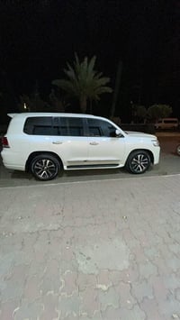 لاندكروز GXR • ٢٠١٧ • ٢٢٠ الف