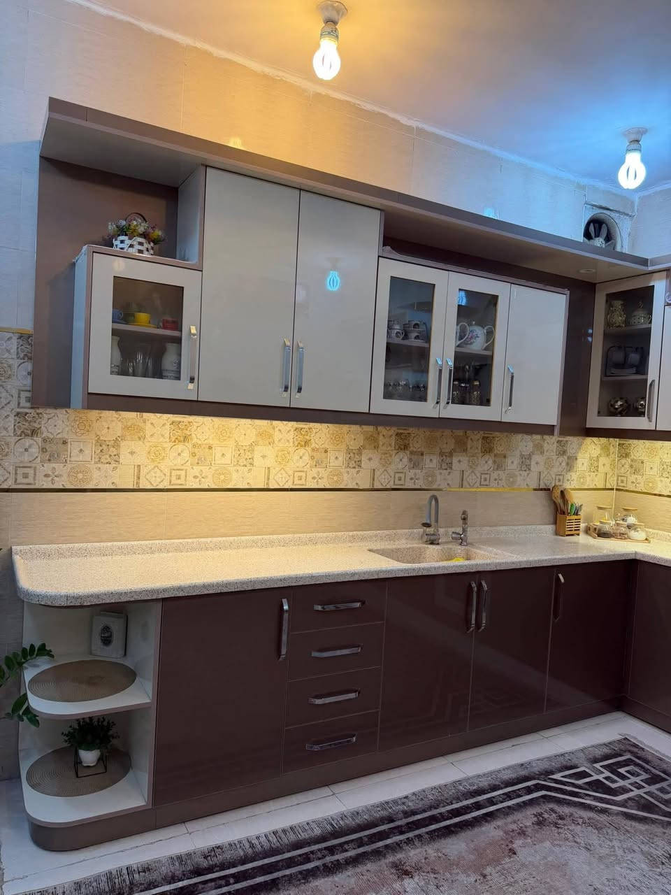 اثاث بيت ابيعه بنص سعره تخم ب100 كاونتر مترين ونص ب100 والكنتور 100 مكان بغداد باب الشرجي اتصال واتس اب *********** الشراي اليوم يجي لازم افرغ الشقه
