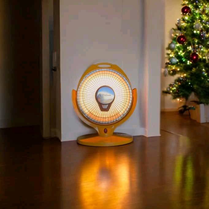 مدفأة كهربائية ماركة Platinum

الميزات:

أنبوب تسخين من الهالوجين

قرص دوار 360 درجة بقطر 12 انش

زر تشغيل  إطفاء

مقبض للحمل

وزن الجهاز: 0.8 كيلو

الطاقة: 600 واط

سلك كهرباء بطول: 1.1 متر

أبعاد الجهاز: الارتفاع 42  العرض 33

المنشأ: اليابان
شنو موديل المدفأة بالضبط إذا موجود رقم/اسم الموديل على الجهاز أو العلبة؟: 
Platinum
منوّن مكانك بالعراق وين تنعرض المدفأة، وهل أكو توصيل لو استلام إيد بإيد؟: 
استلام باليد
المدفأة جديدة لو مستخدمة؟ وإذا مستخدمة شكد صارلها مستخدمة وهل بيها أي عطل أو ملاحظة؟: 
بالكارتون
هل كل وظائفها تشتغل طبيعي، خصوصاً اللف 360 درجة وزر التشغيل والإطفاء؟: 
لوك
هل وياها أغراضها كاملة مثل العلبة أو الكتيّب أو أي ملحقات ثانية؟: 
لوك