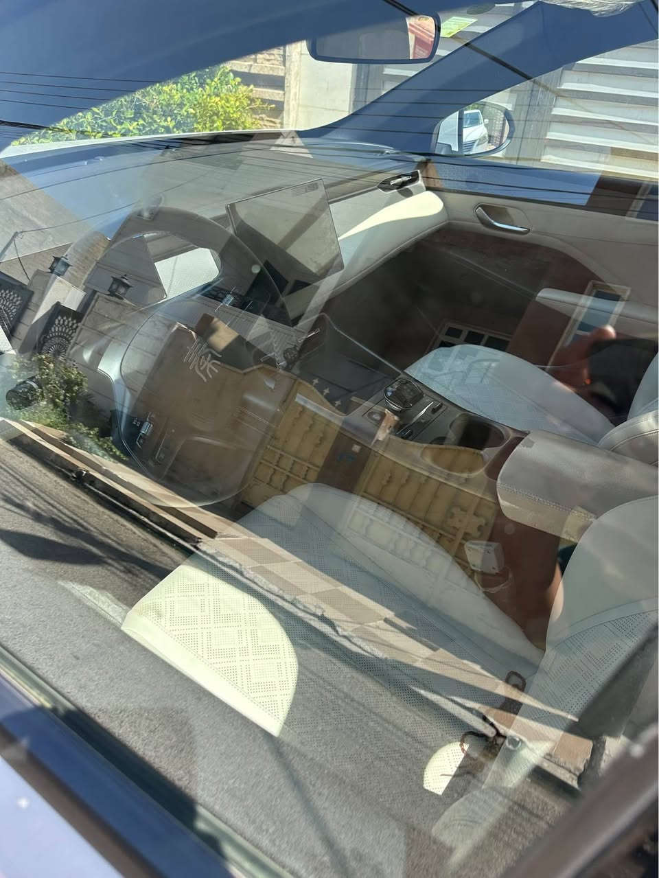 بیوایدی کوین پلاس ٢٠٢٥سەیارەکە زۆر خاوێنە ٢٣ هەزار ڕۆشتوە یەک قەڵەم کاری بجوکی هەیە باقی هەموی بەشەرت تەزرەش بەشەرت سەیارەکە بەناو خۆمانە١٣٣ وەرەقە مەجالەکی زۆر کەم 
ناونیشان هەولیر *********** أربيل, العراق
