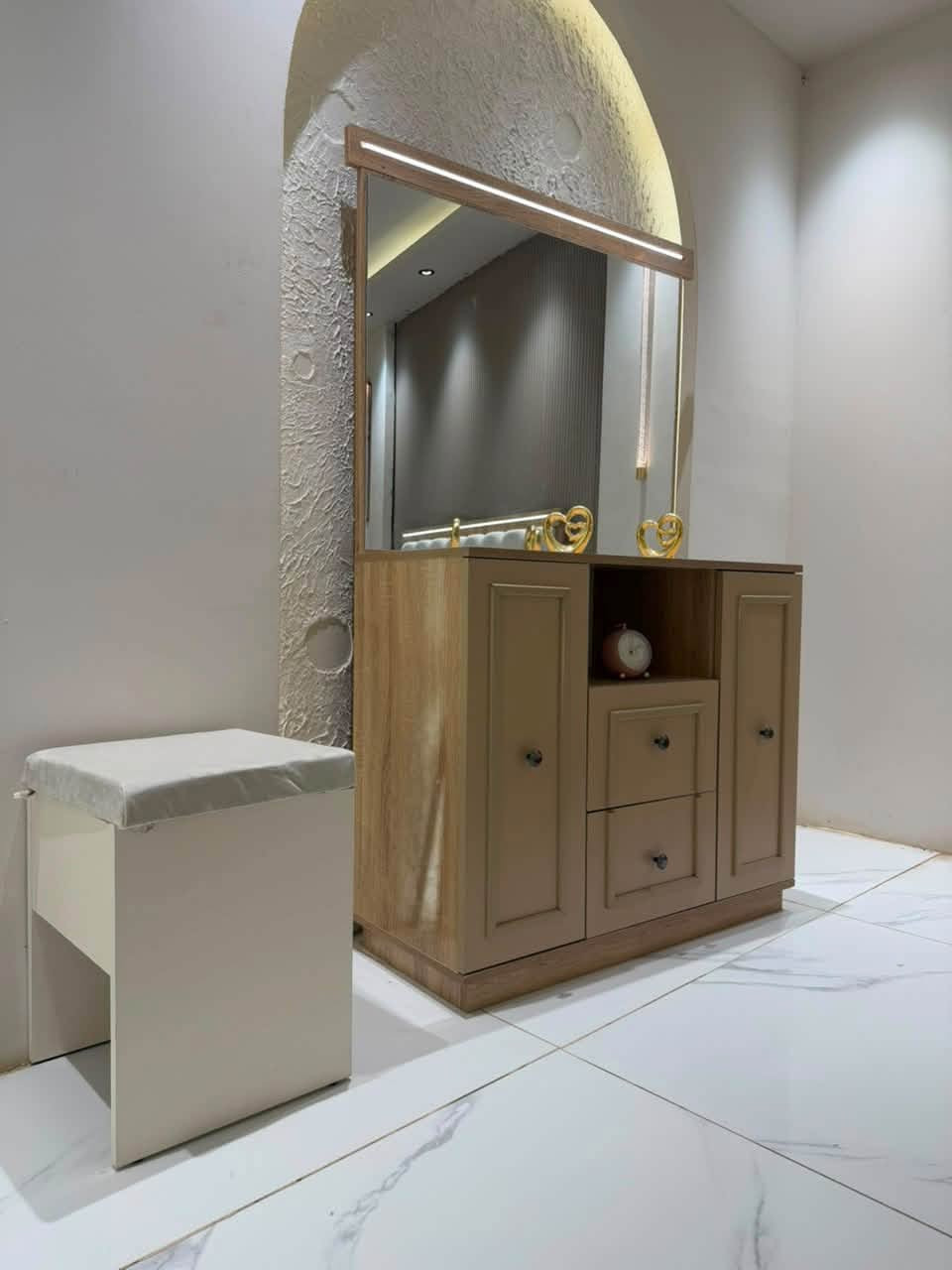 موديل همسة الجديد الون ميتاليك 

🛏 7 قطع كاملة
✅ قياس الكنتور مع الملحق 305 
✅ ارتفاع 210 •
✅ سرير مخزن جك

 💎السعر : 965 الف💸
  للحجز : ***********
