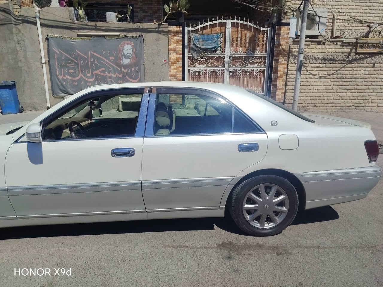 السلام عليكم ملكة البيع
رقم بغداد بسمي قرار 102
فول مواصفات
اربع دكم
فتحه 
محرك دي فور الكبير
شاصي 175
ويل نجمه تخم تاير
تحوير نجف فوك جوه
غرفه جلد
مكفوله كفاله عامه
مري شفط اربع كشنات كهرباء
***********
السعر 170 وبيه مجال

نص مكتوب في الصور:
- HONOR X9d