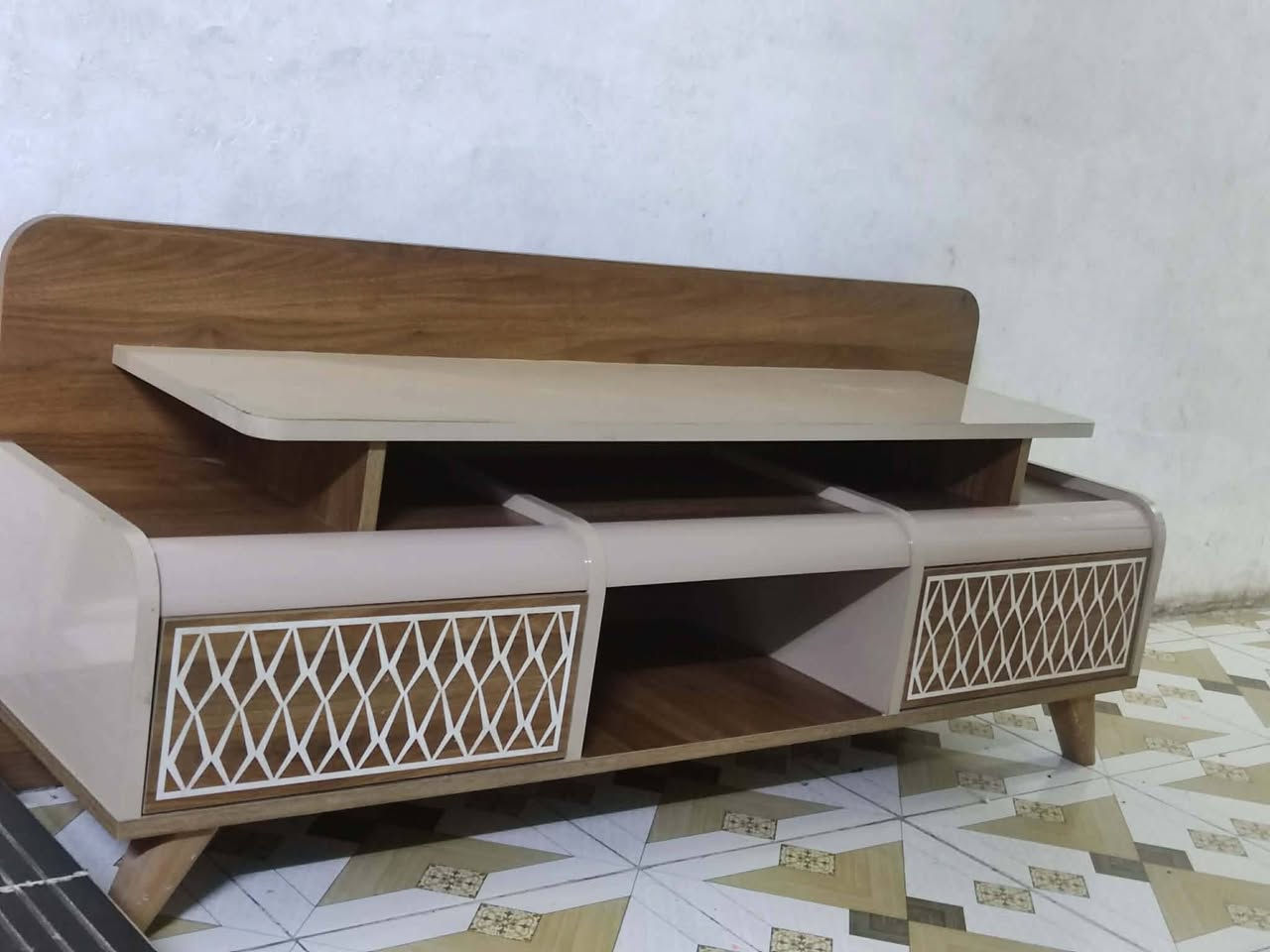 غراض البيع 
ميز تلفزيون اجدي اف 100 وبي مجال 
ميز تلفزيون كزاز 30 وبي مجال 
كاروك 30 وبي مجال 
مكاني الحلة 
الاستفسار الاتصال و على الواتساب 
***********
