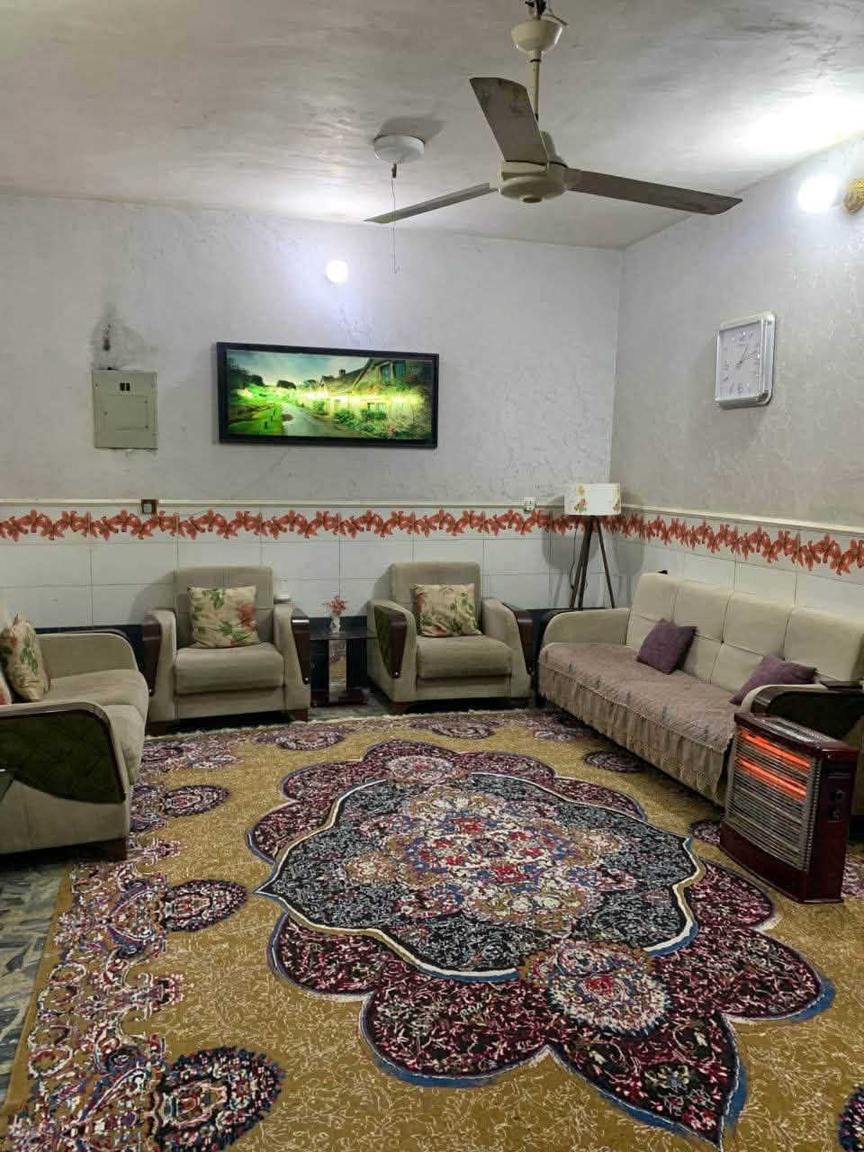 الموقع بابل حلة بستان الحلو 
المساحة:190
البيت متكون من ٣ طوابق
الطابق الاول:متكون من غرفة وهول واستقبال ومجمع صحيات
الطابق الثاني:متكون من غرفتين وهول واسع وسطح ومجمع صحيات ومخزن
الطابق الثالث:متكون من بيتونه واسعه وسطح كبير
للتواصل والاستفسار الاتصال على الرقم:***********
واتس اب:***********
