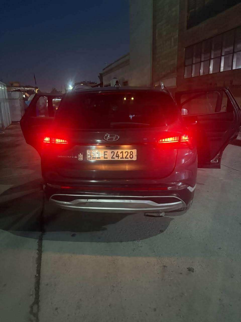 سياره سنتافيا للبيع سياه بيها قطعه صبغ من الخلف  فقط السياره نضيفه و مرتبه مكان بغداد شارع فلسطين ***********
