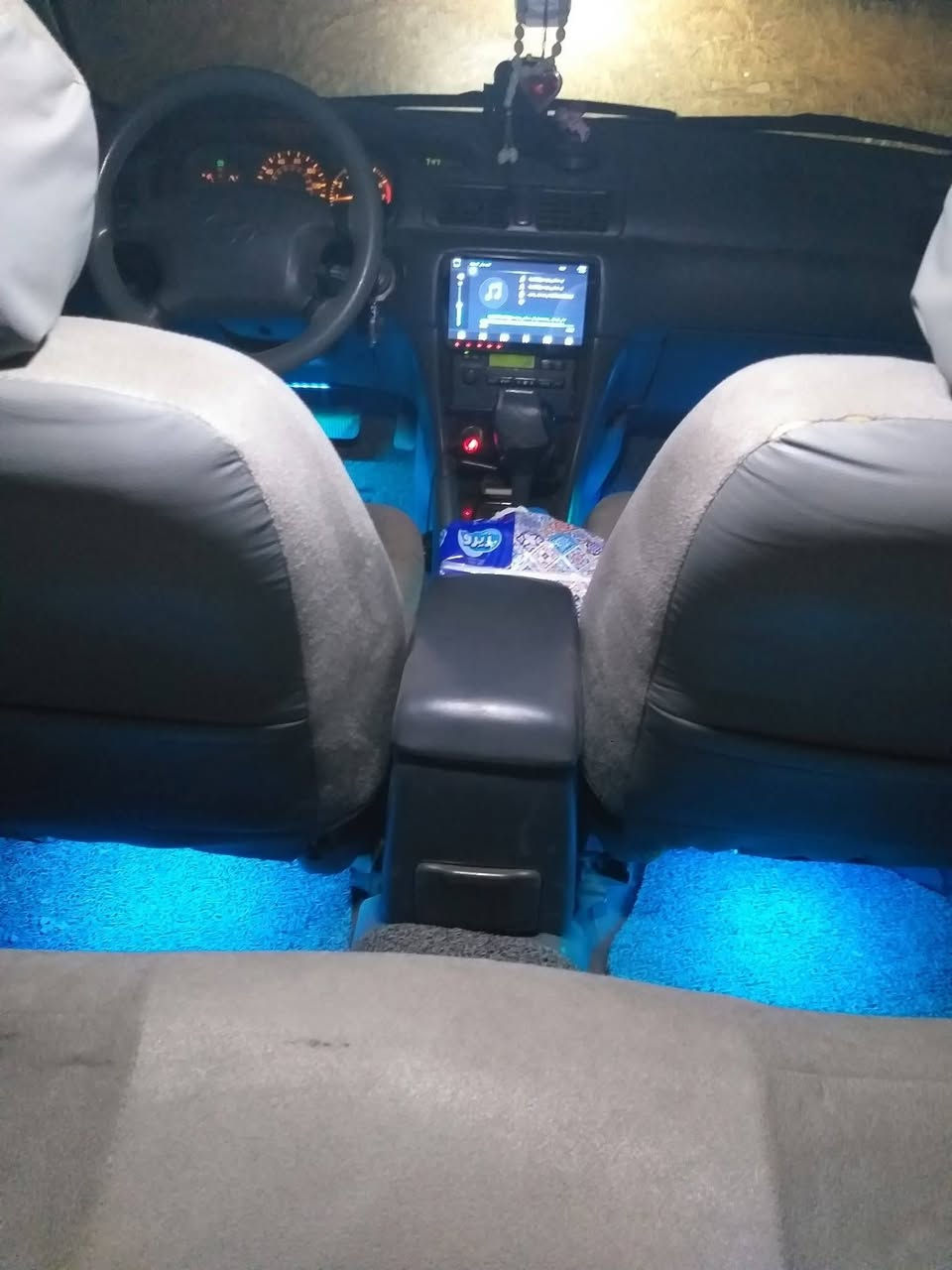 السلام عليكم سيارة كامري موديل 2000 مكينه 6اسلندر وارد امريكي + فتحه + تبريد بيانو
+كشنات كههرباء 

+تخم تاير سياره جاهزه رقم ادهوك باسمي اترايك وين ماتريد جاهزه  مصبوغه حزام بيها جاملغ خلفي فقط رقم *********** مكان صلاح الدين قضاء بلد

