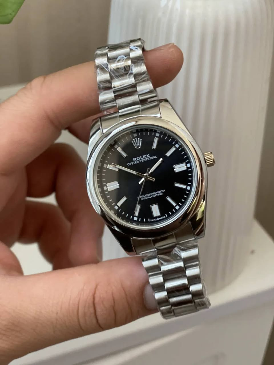 رولكس ROLEX كلاسيك
ساعة رجالية بتصميم كلاسيكي، وسوار معدني بلون فضي وإطار دائري ناعم. مينا بسيط بمؤشرات واضحة يكمّل الإطلالات اليومية والرسمية.
ألوان المينا المتوفرة: أزرق، أسود، فضي فاتح، وأخضر. لون السوار فضي في جميع الخيارات.
للطلب والاستفسار يرجى مراسلتنا واتساب ‏‪***********‬‏

