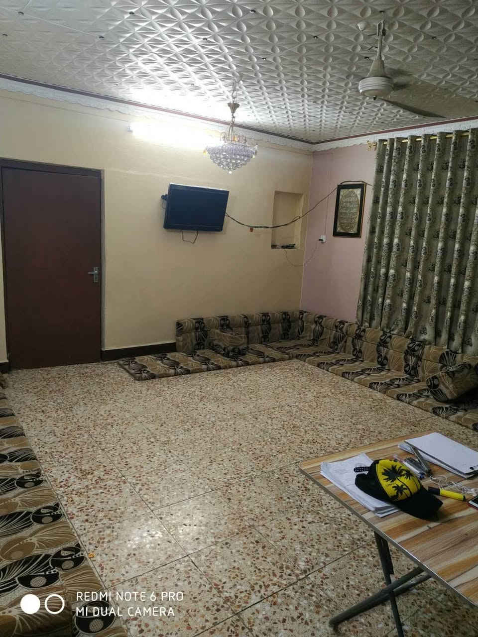 � بيت للبيع – بداية تقاطع شارع الستين

📍 موقع مميز
📐 المساحة: 210 م²

يتكون من:
• غرفتين
• غرفة بالطابق الثاني
• صالة
• حمام
• مطبخ
• براني
• محلين

💰 السعر: 270 مليون وقابل للتفاوض
📌 مناسب للسكن والاستثمار، خصوصاً لوجود محلين
***********

نص مكتوب في الصور:
- REDMI NOTE 6 PRO MI DUAL CAMERA
- REDMI NOTE 6 PRO
- MI DUAL CAMERA
