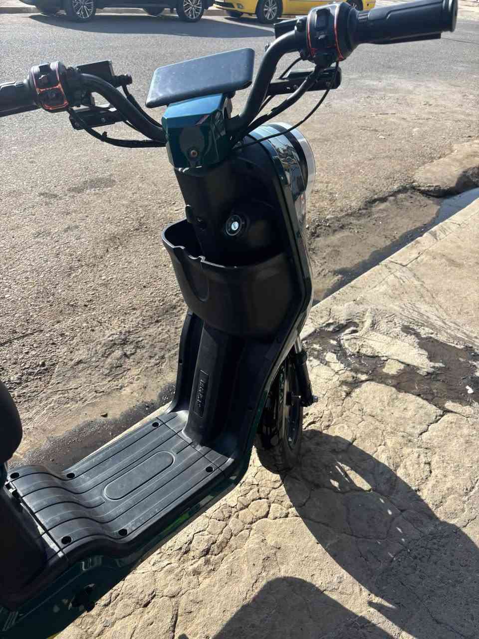 ماطورr9 ملف ١٢٠٠ بطاريات خمسة يقرون ١١ونص ماطور ناقص بي بس سلة امامية. للتواصل خاص او *********** السعر 450 وبي مجال بسيط

